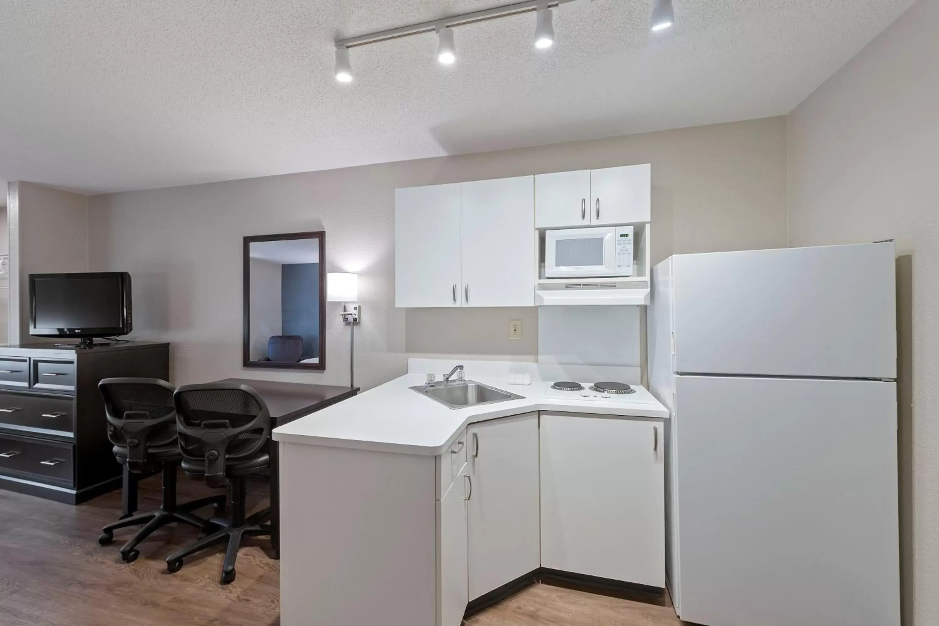 Kitchen or kitchenette, Kitchen/Kitchenette in Extended Stay America Suites - Charlotte - Pineville - Park Rd