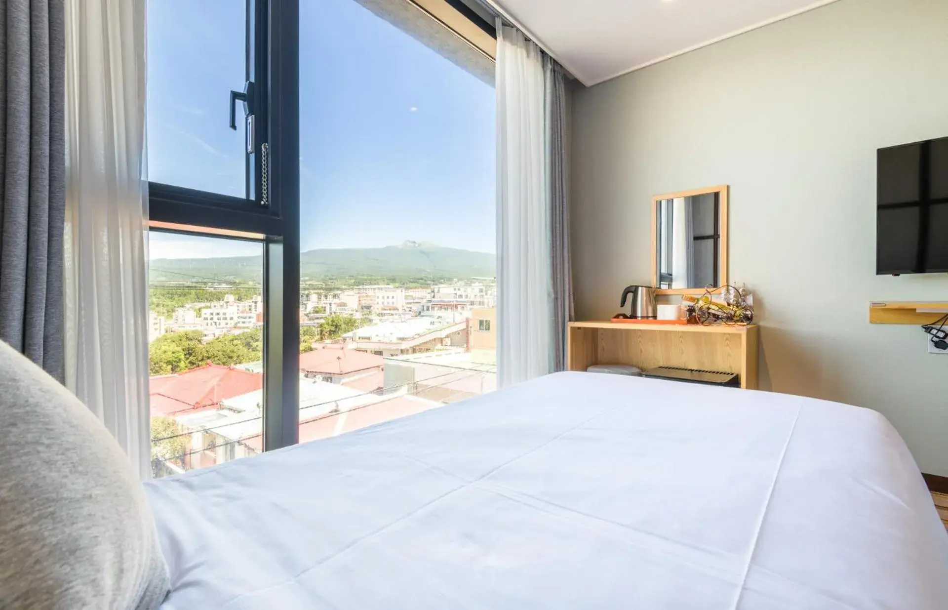 Bedroom, Bed in Shinshin Hotel Cheonjiyeon