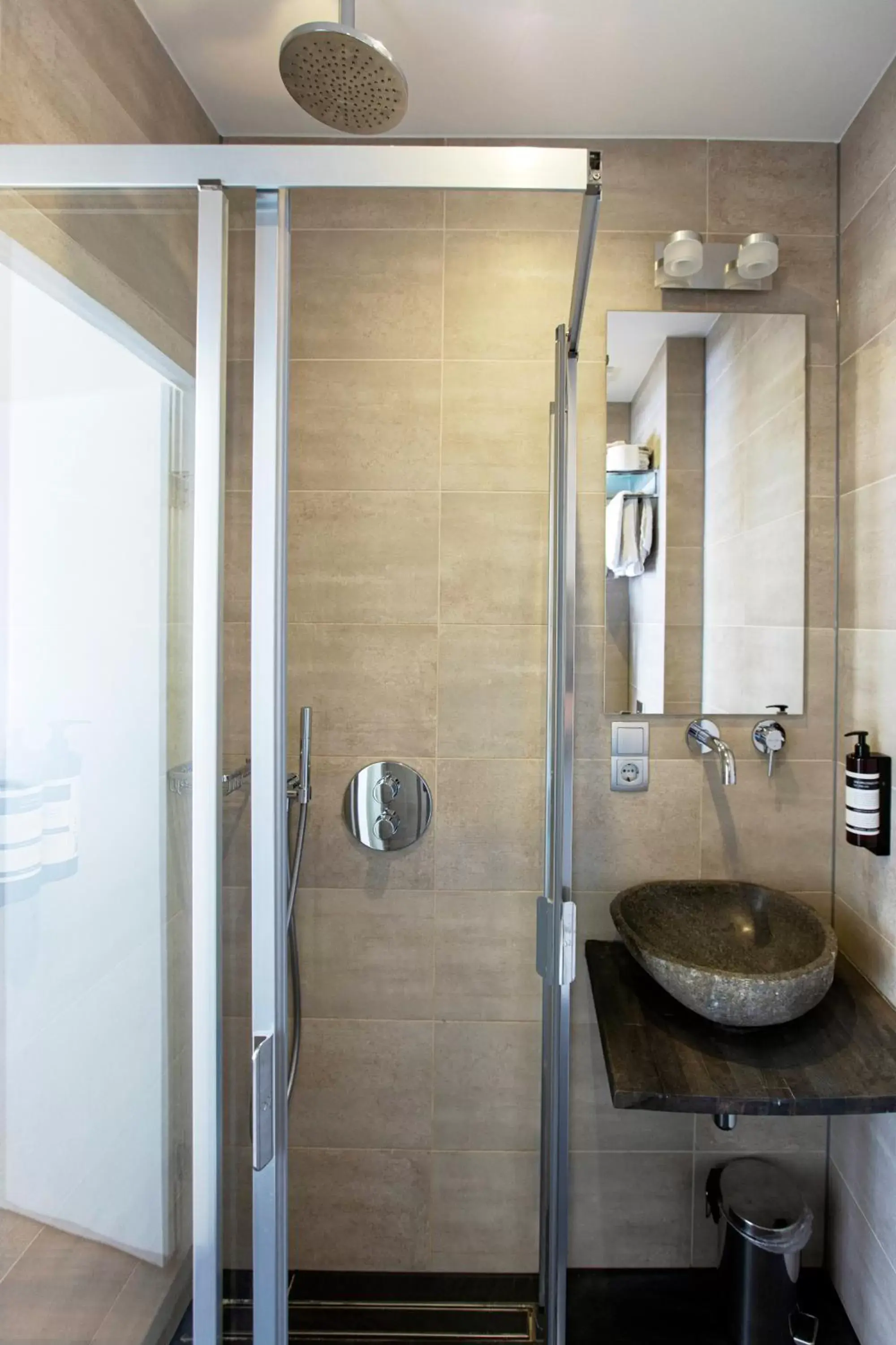 Shower, Bathroom in Quentin England Hotel