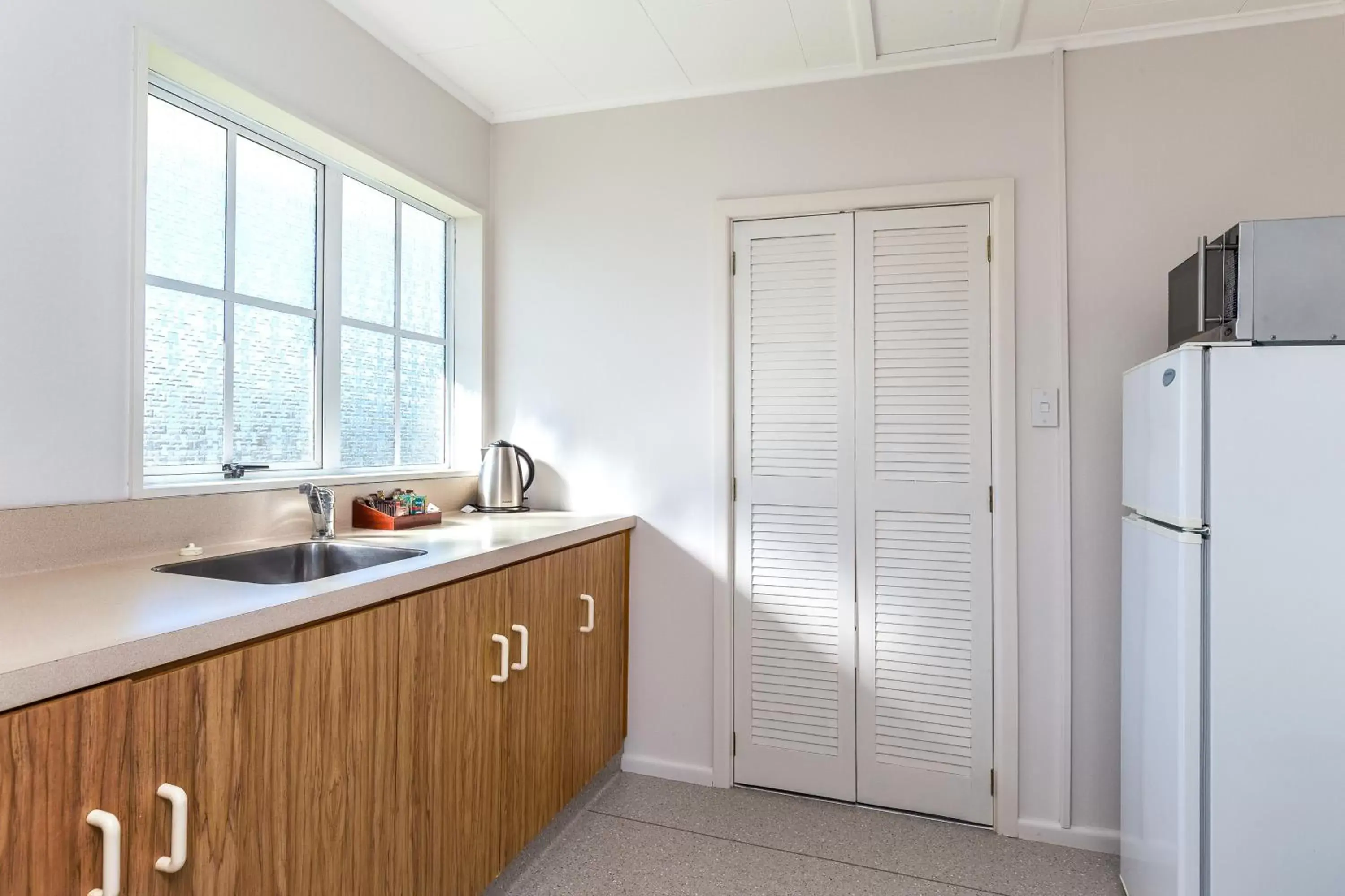 Kitchen/Kitchenette in Cherylea Motel