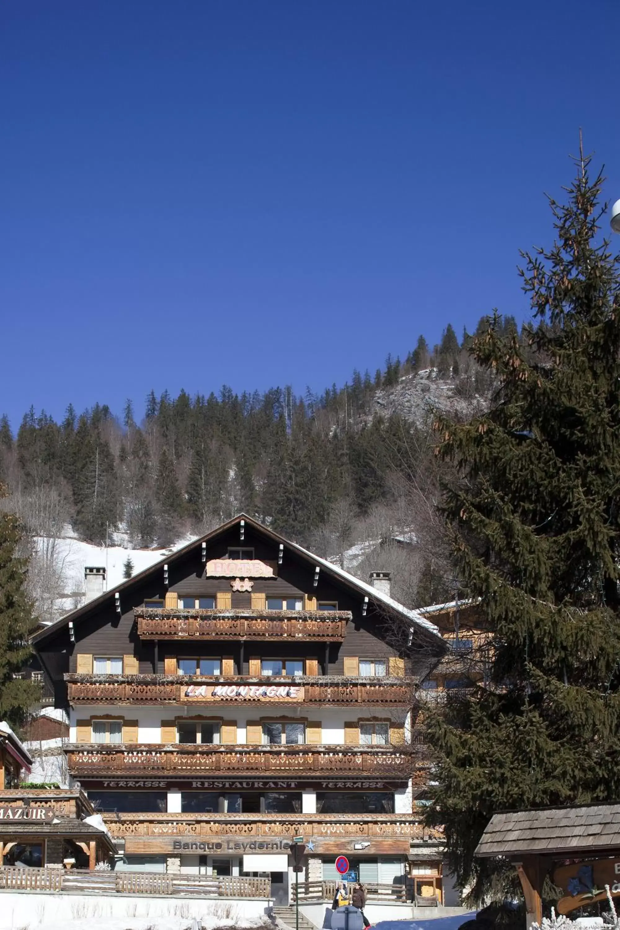 Property building, Winter in Hotel La Montagne