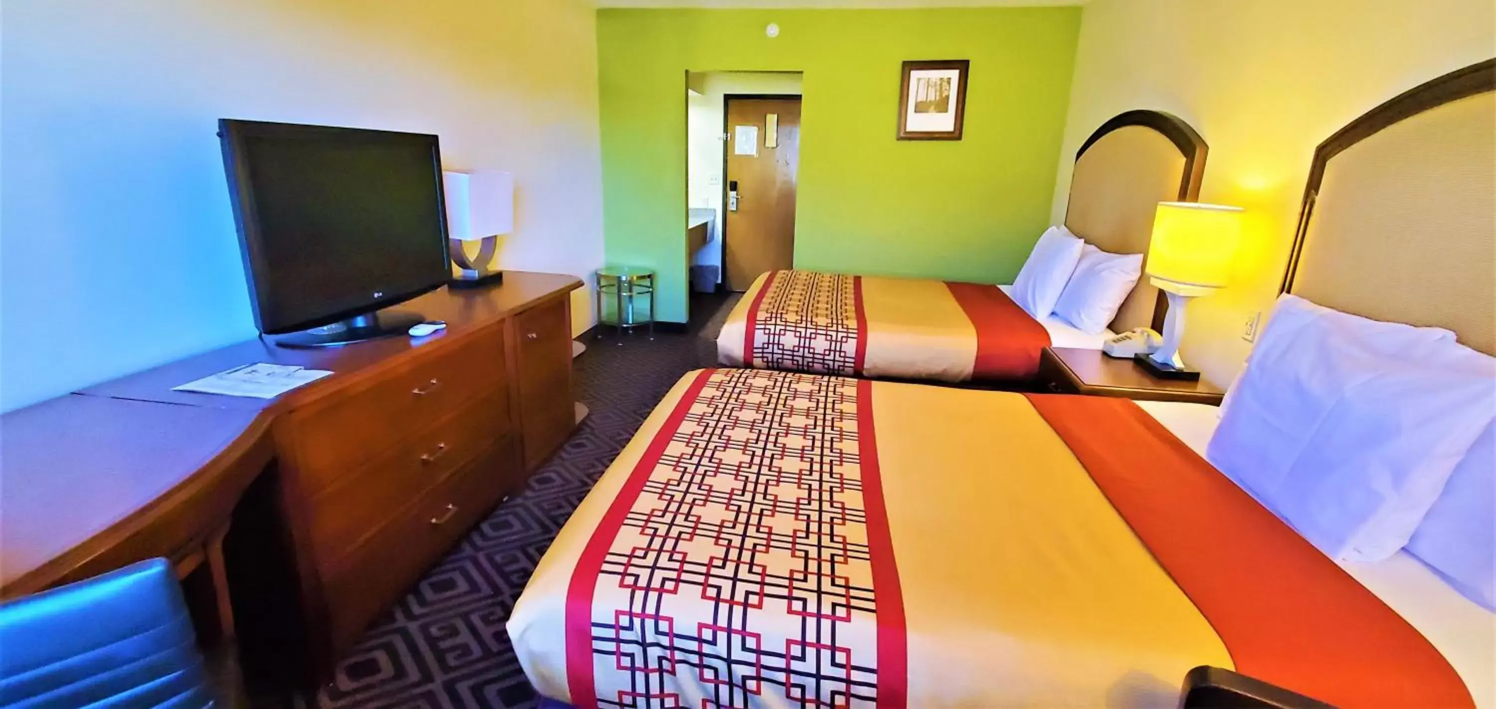 Photo of the whole room, Bed in Travel Inn and Suites