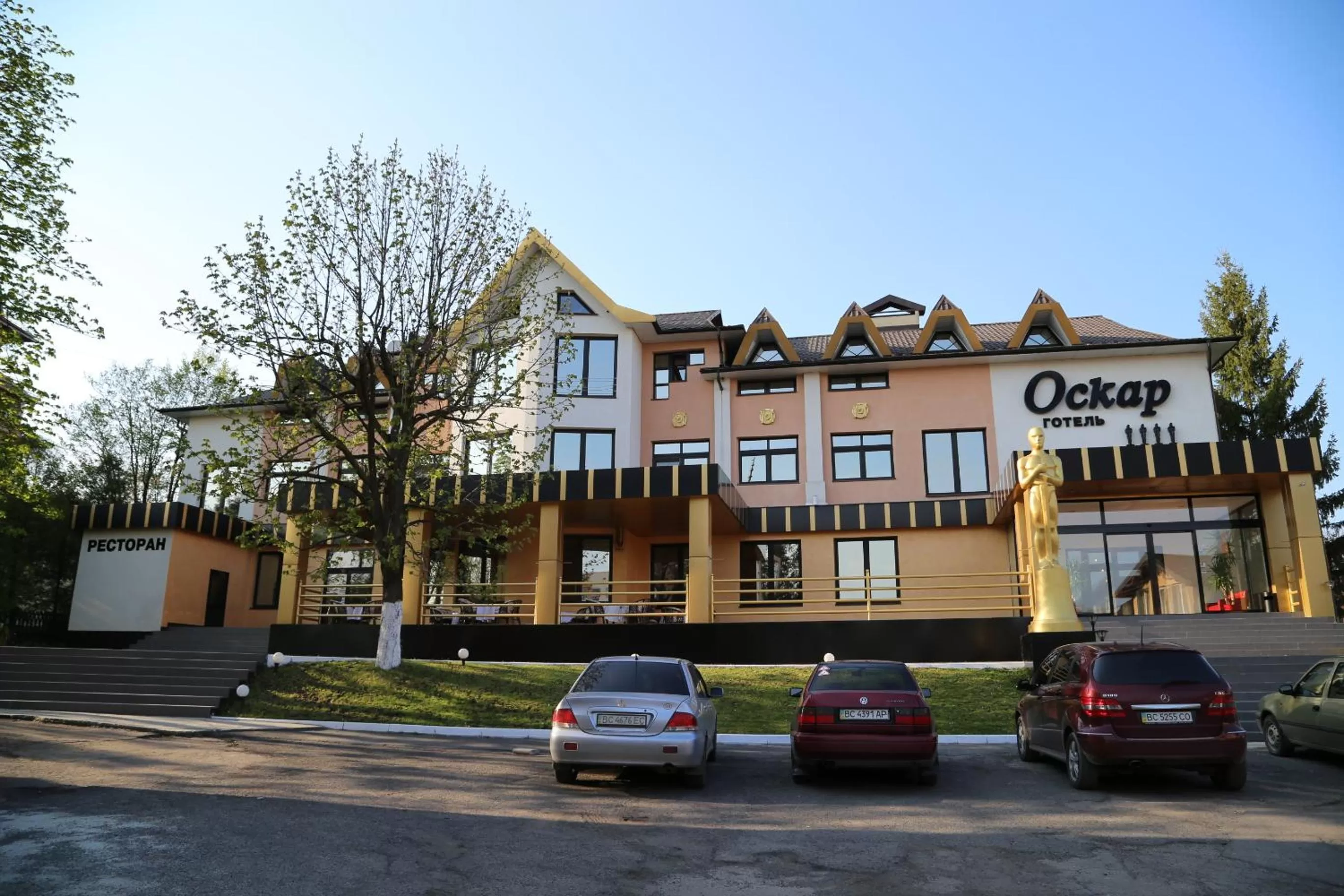 Facade/entrance in Oscar