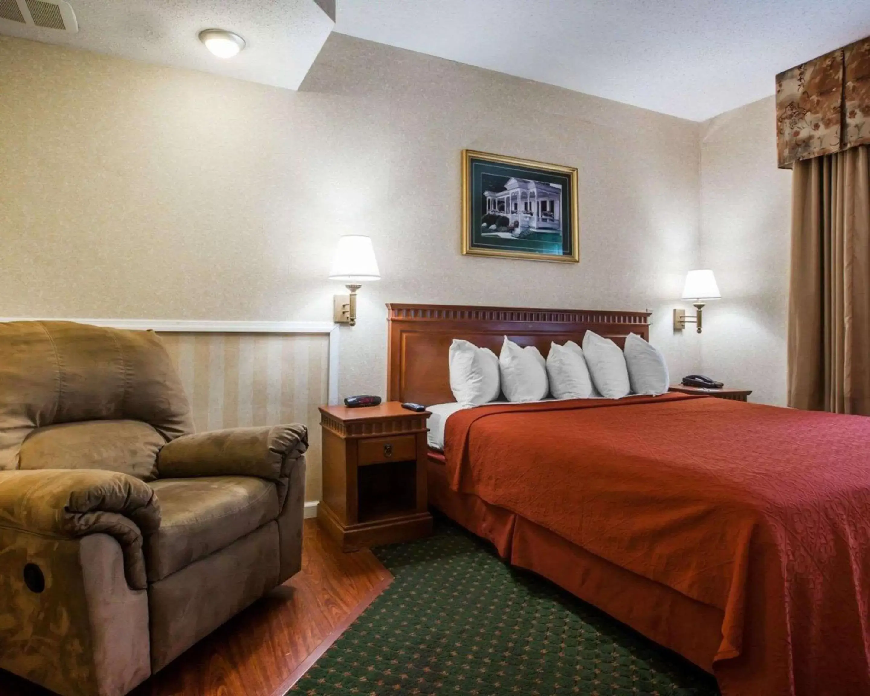 Photo of the whole room, Bed in Econo Lodge Glens Falls - Lake George