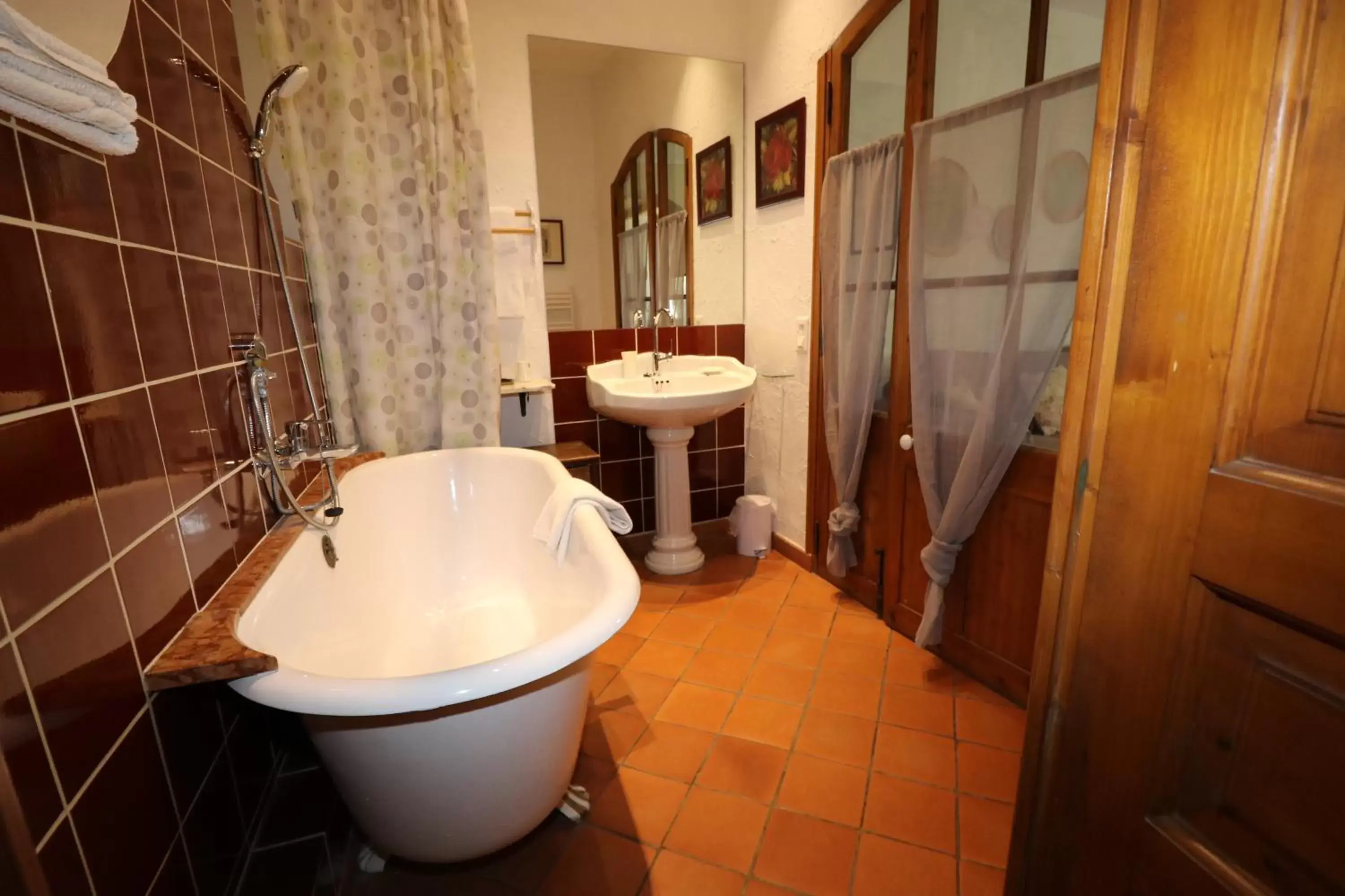 Bathroom in La Villa Roseraie , Hôtel Familial OUVERT TOUTE L ANNEE