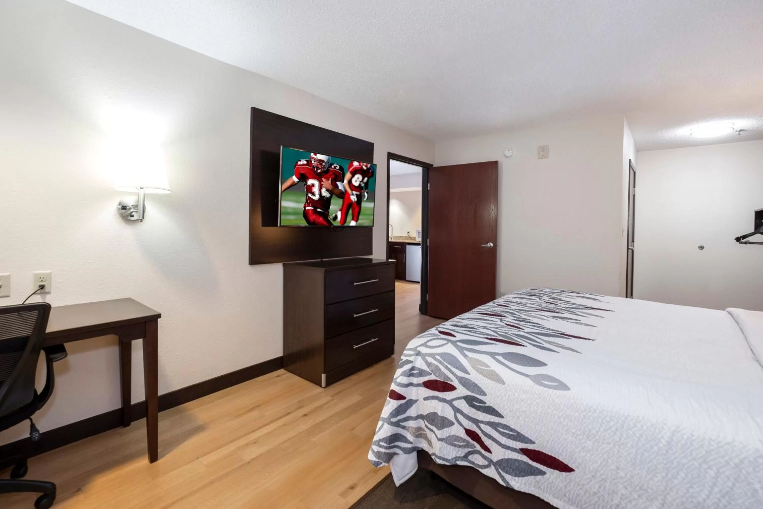 Photo of the whole room, Bed in Red Roof Inn & Suites Dover Downtown