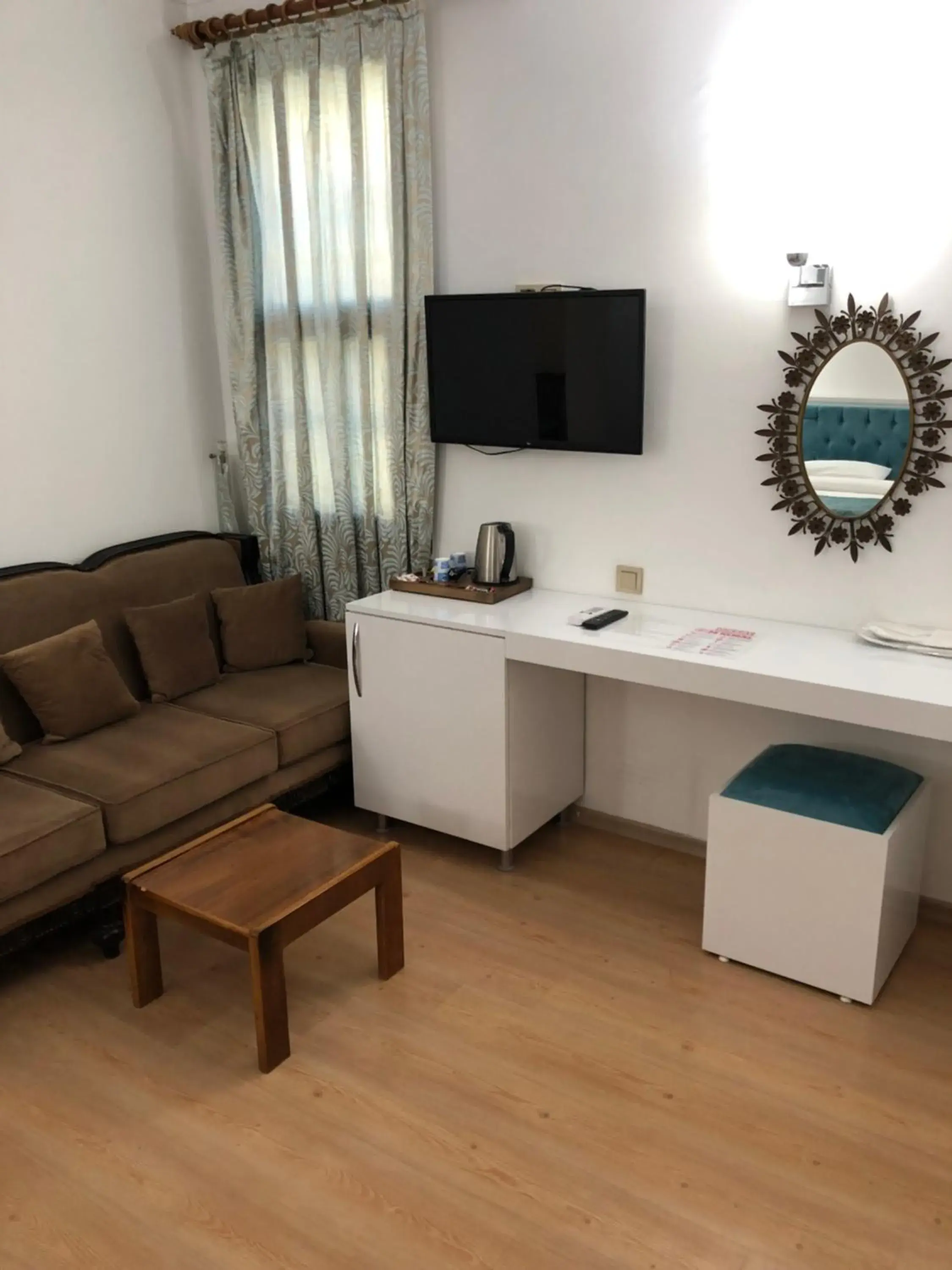 Seating area, TV/Entertainment Center in Urcu Hotel