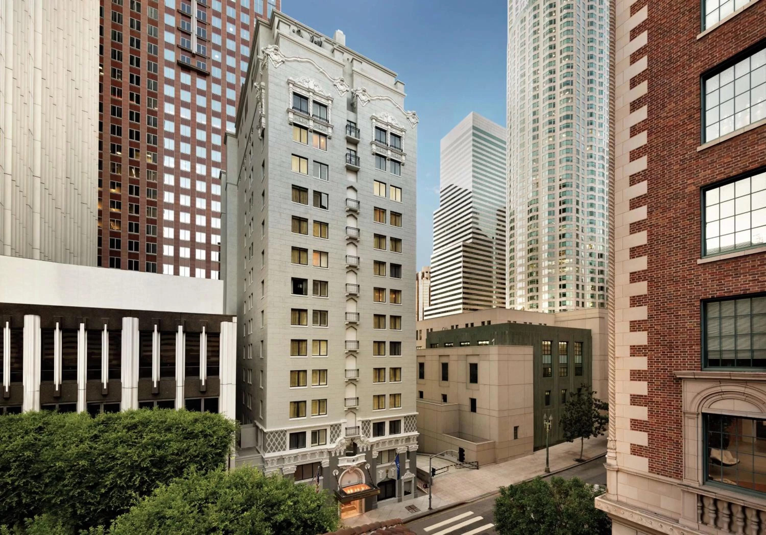 Property building in Hilton Checkers Los Angeles