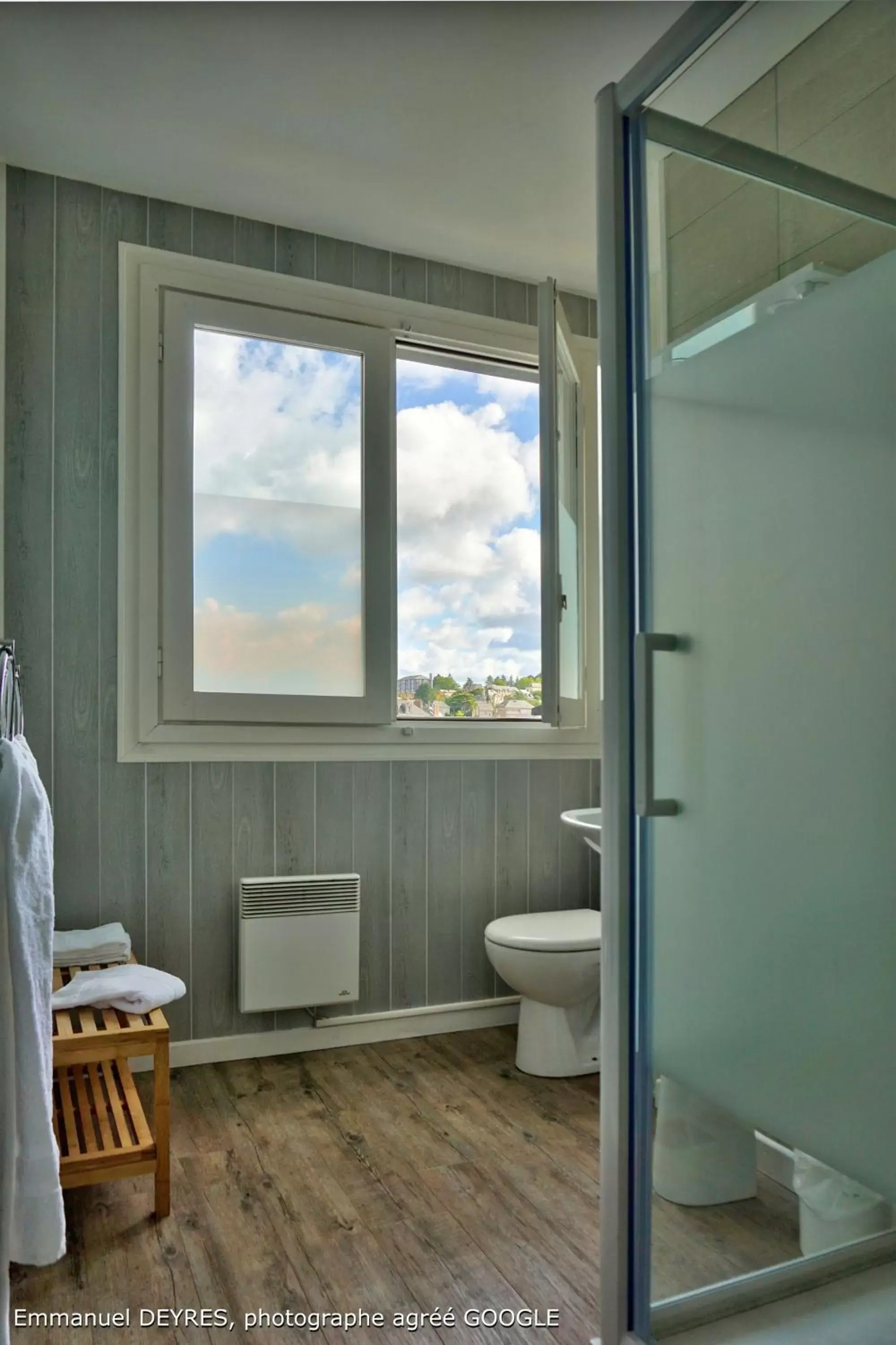 Bathroom in Queen Serenity Hotel