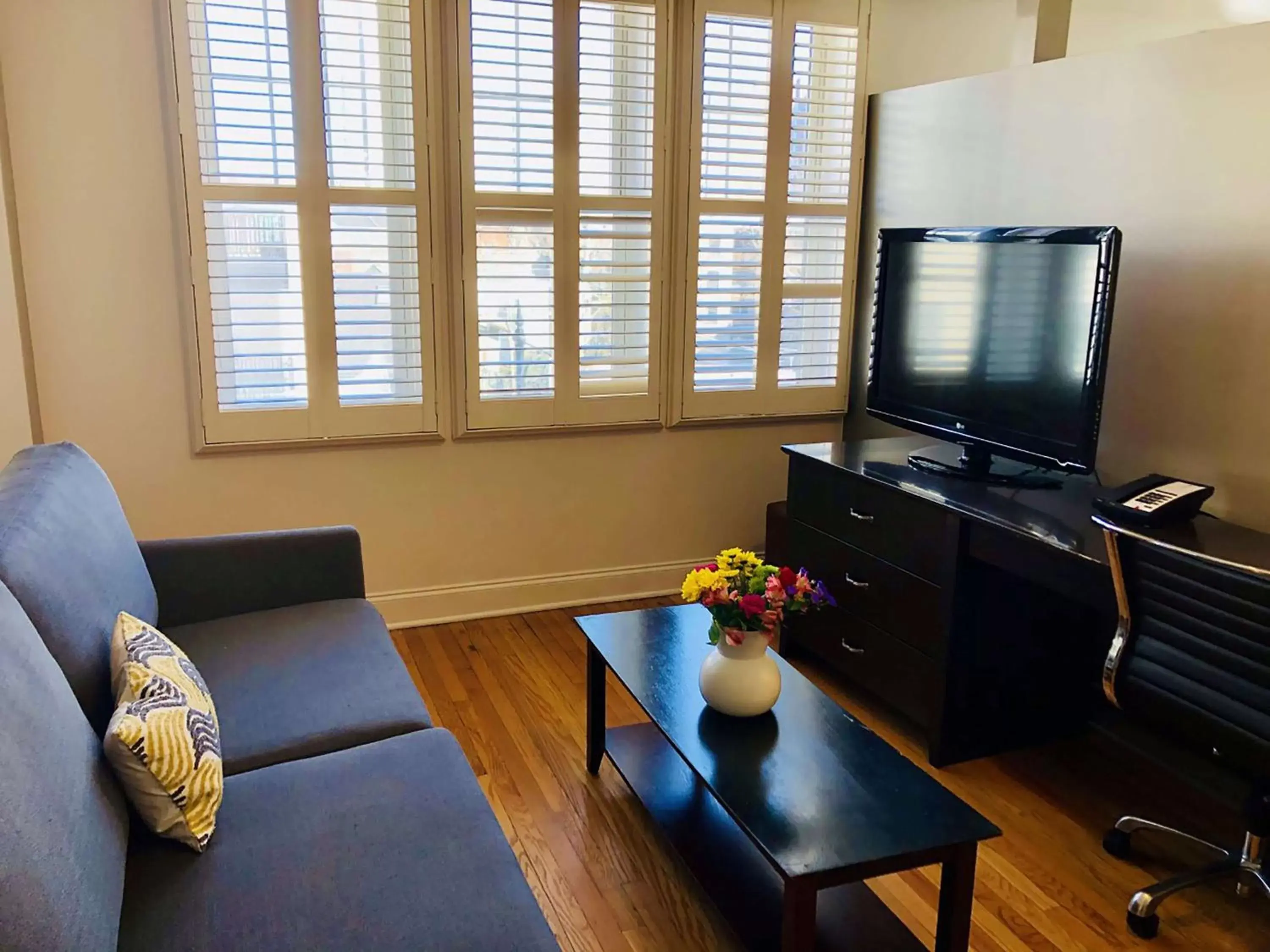 Photo of the whole room, TV/Entertainment Center in Best Western Plus Hawthorne Terrace Hotel