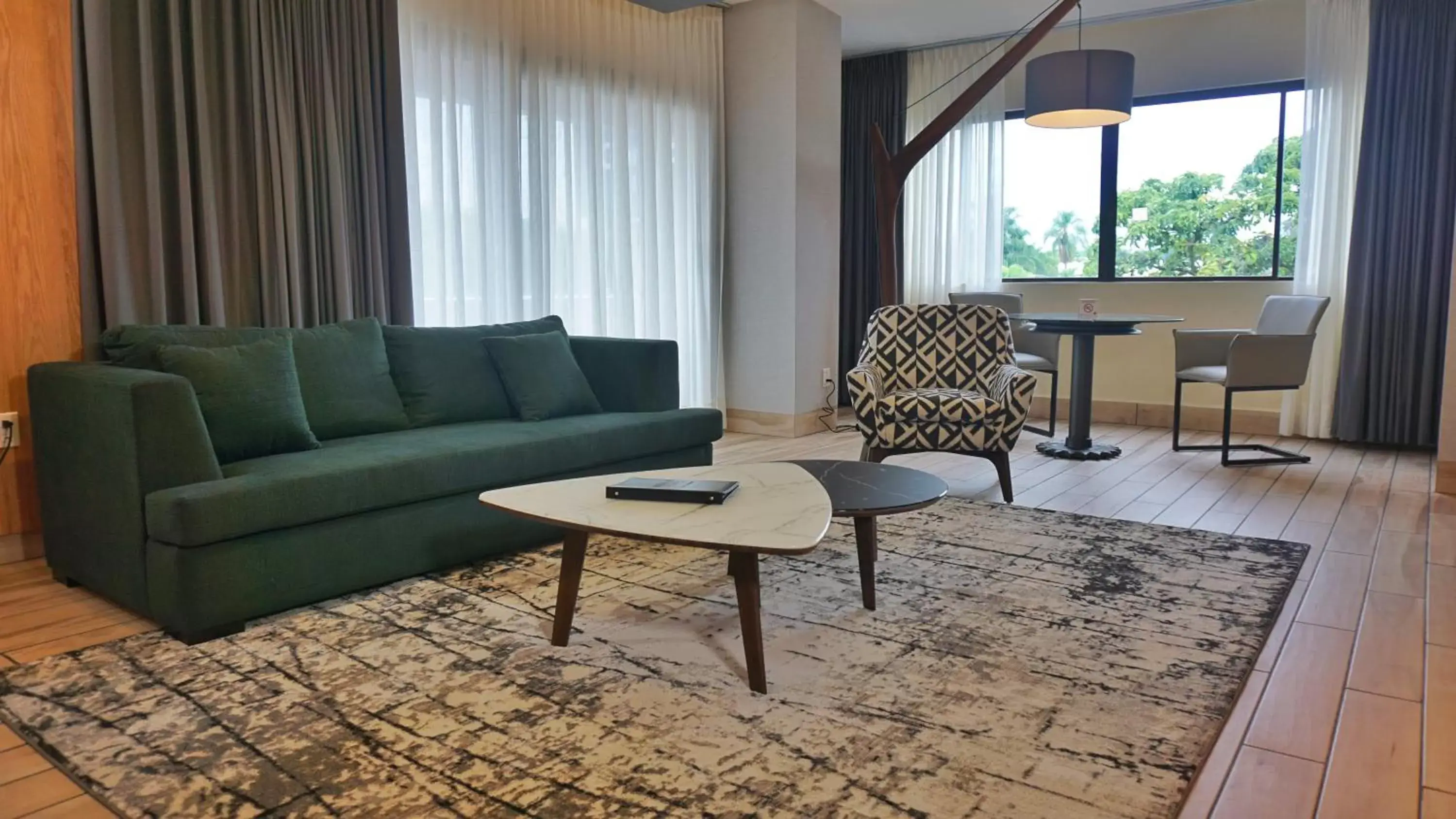 Living room, Seating Area in Comfort Inn Córdoba