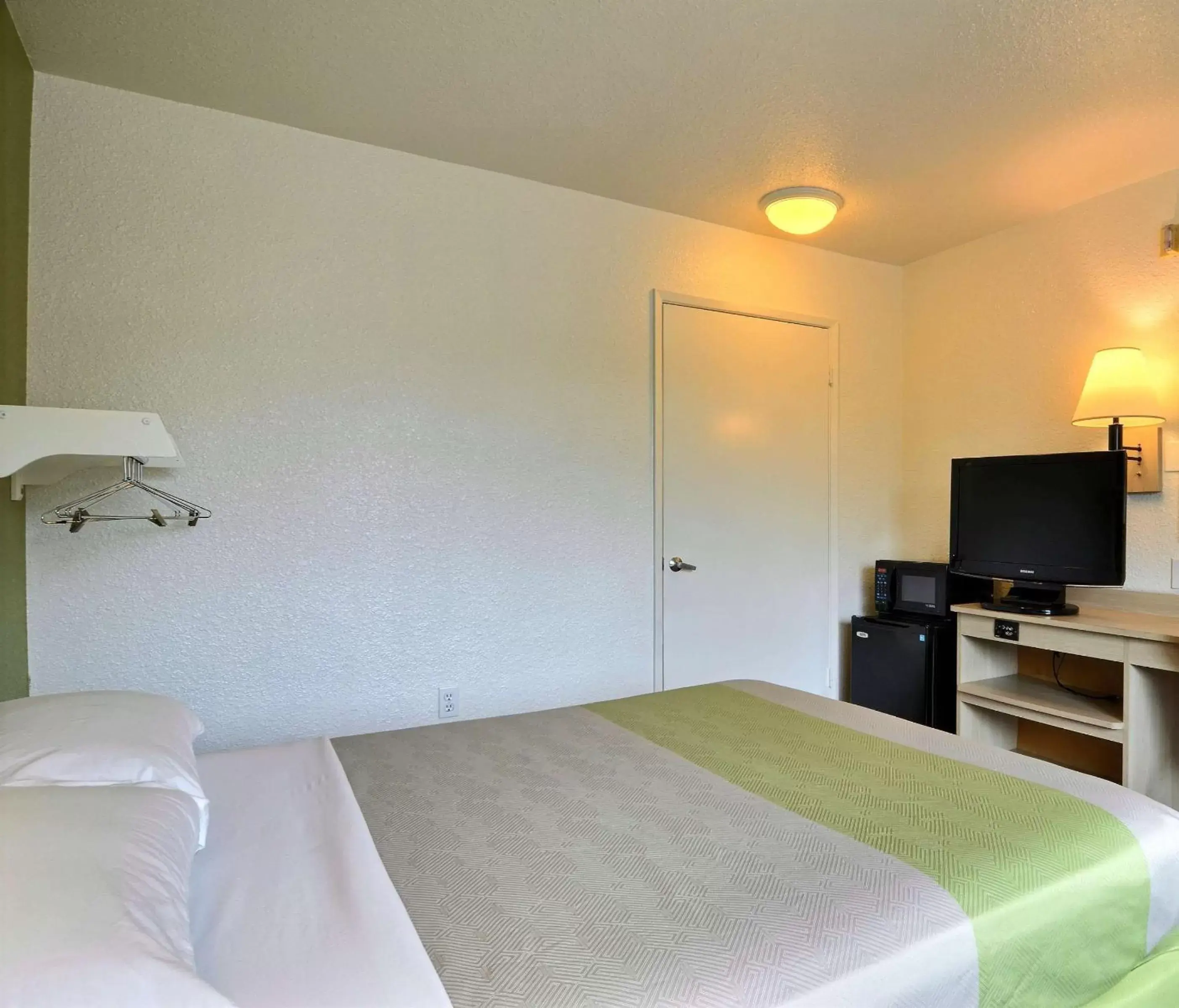 Bedroom, Bed in Motel 6-Tumwater, WA - Olympia Bedroom, Bed in Motel 6-Tumwater, WA - Olympia