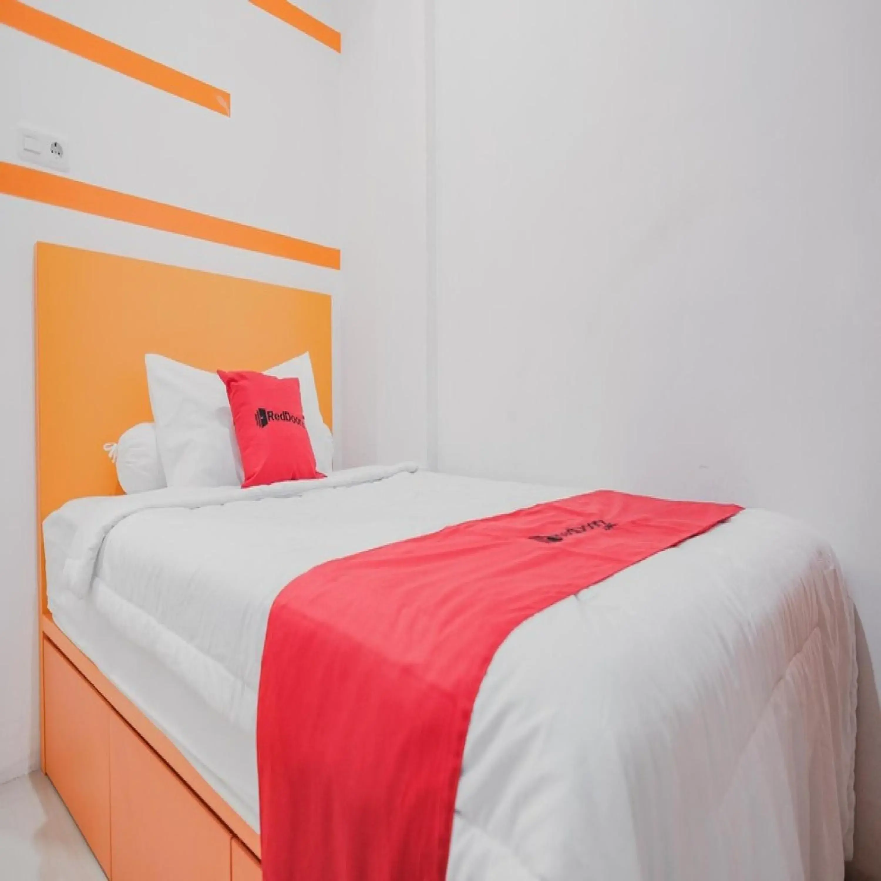 Bedroom, Bed in RedDoorz @ Jalan Sukabangun 2 Palembang