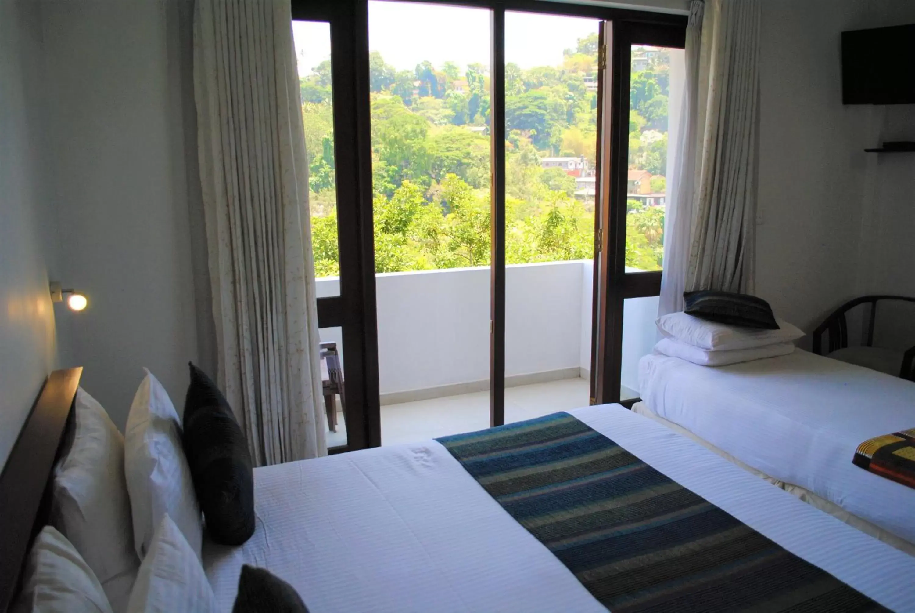 Balcony/Terrace, Bed in Hotel Yo Kandy