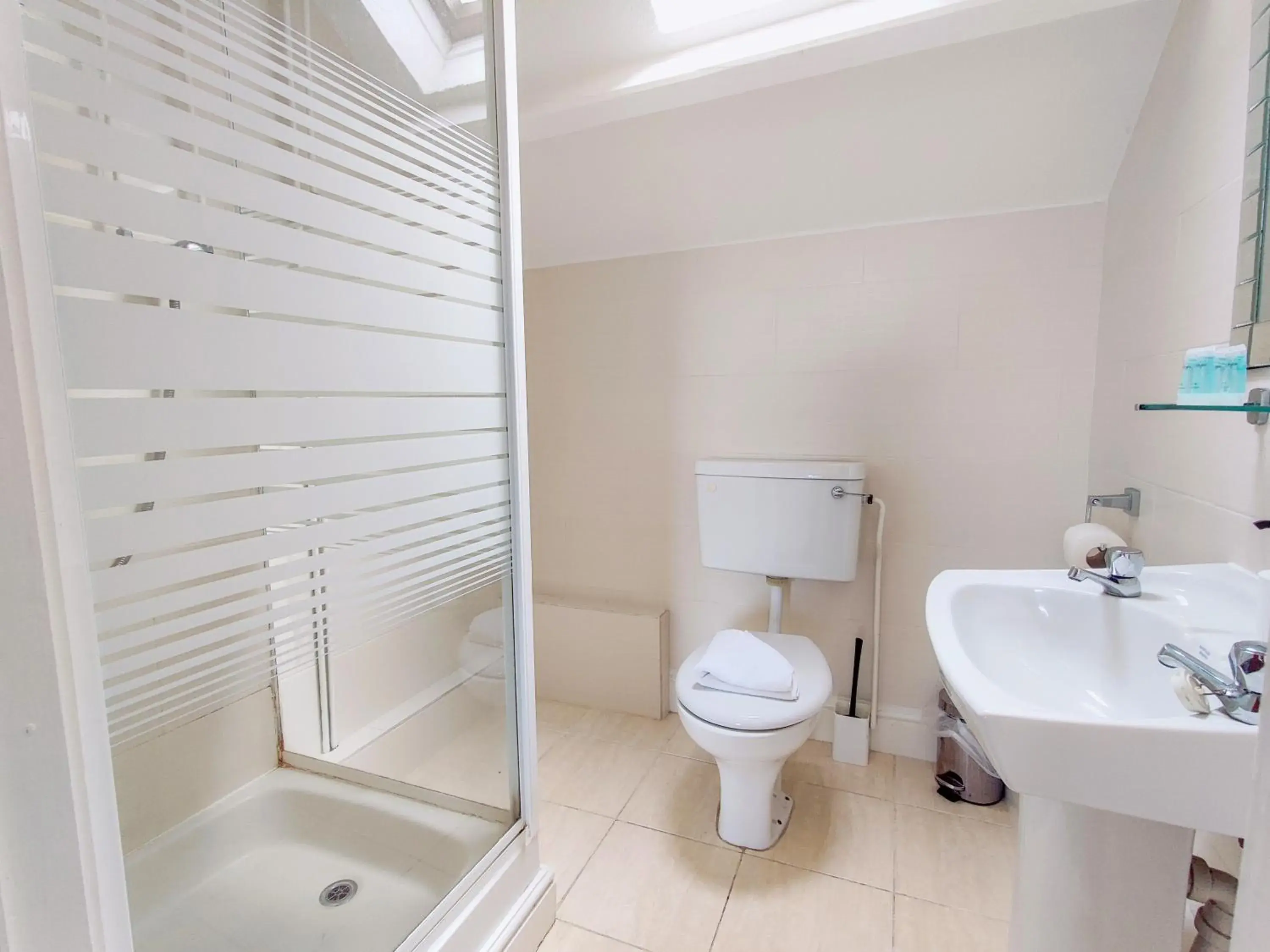Bathroom in Wentworth House - Free Parking