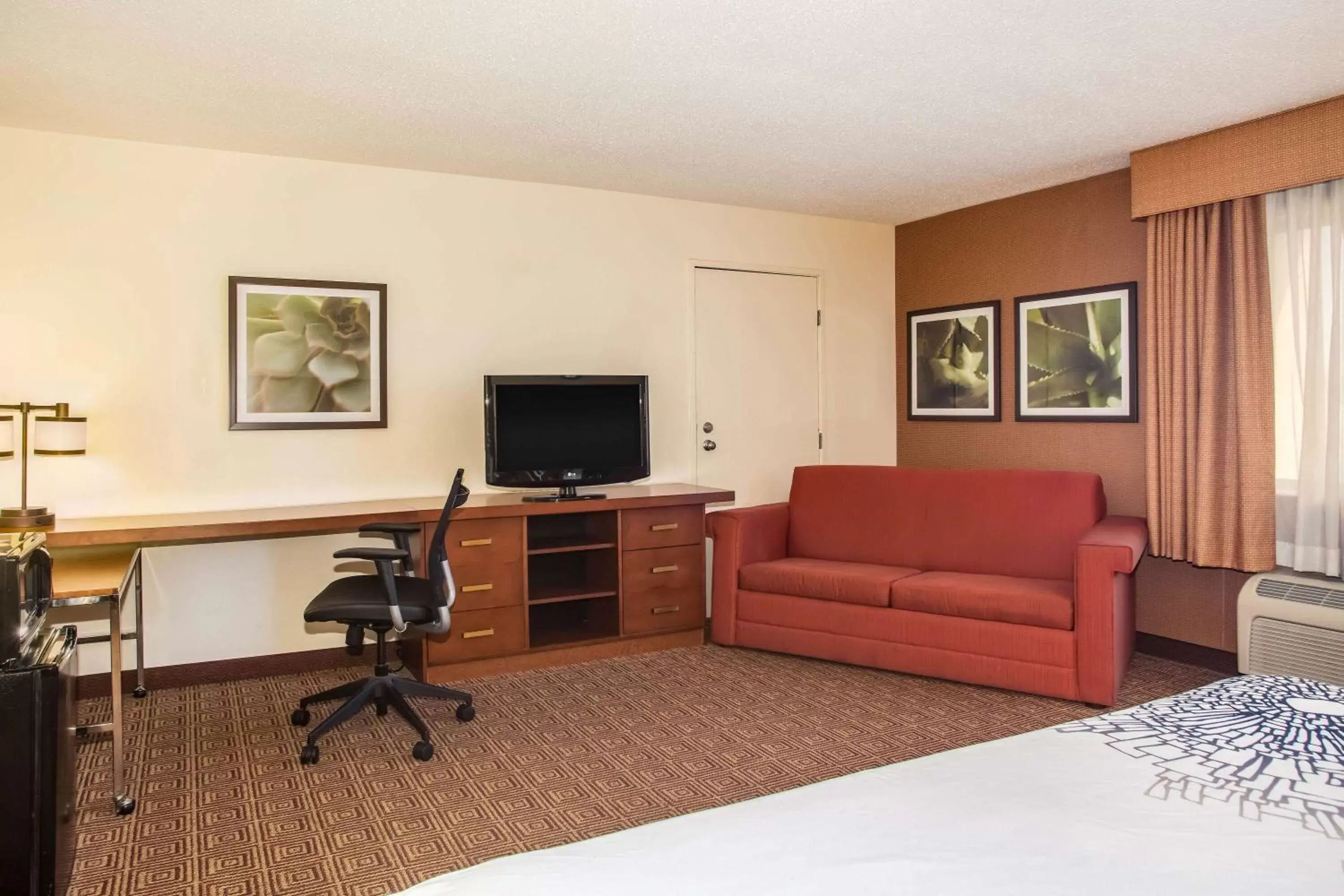 Photo of the whole room, Seating Area in La Quinta by Wyndham Columbia