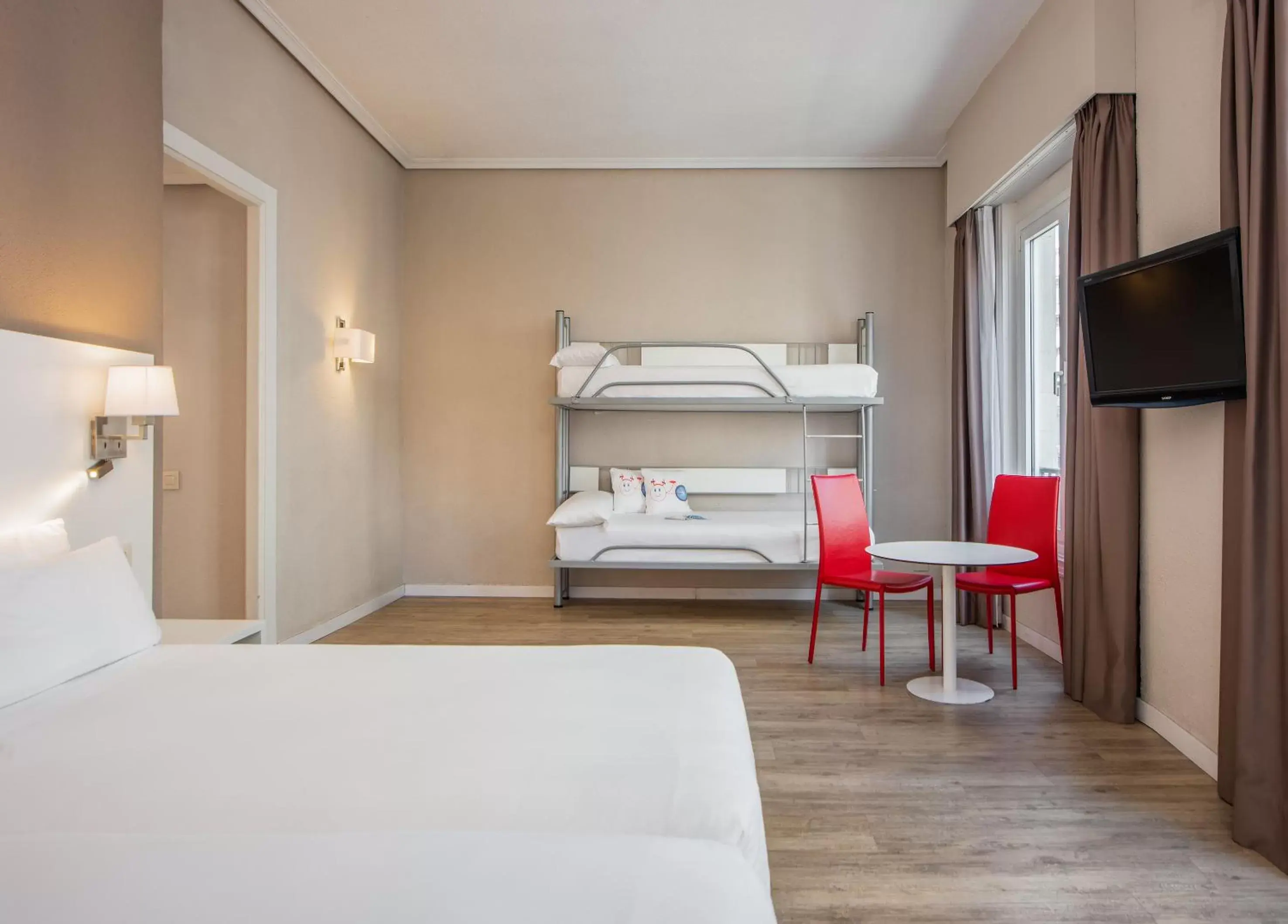 Photo of the whole room, Bunk Bed in Hotel Madrid Gran Via 25, Affiliated by Meliá