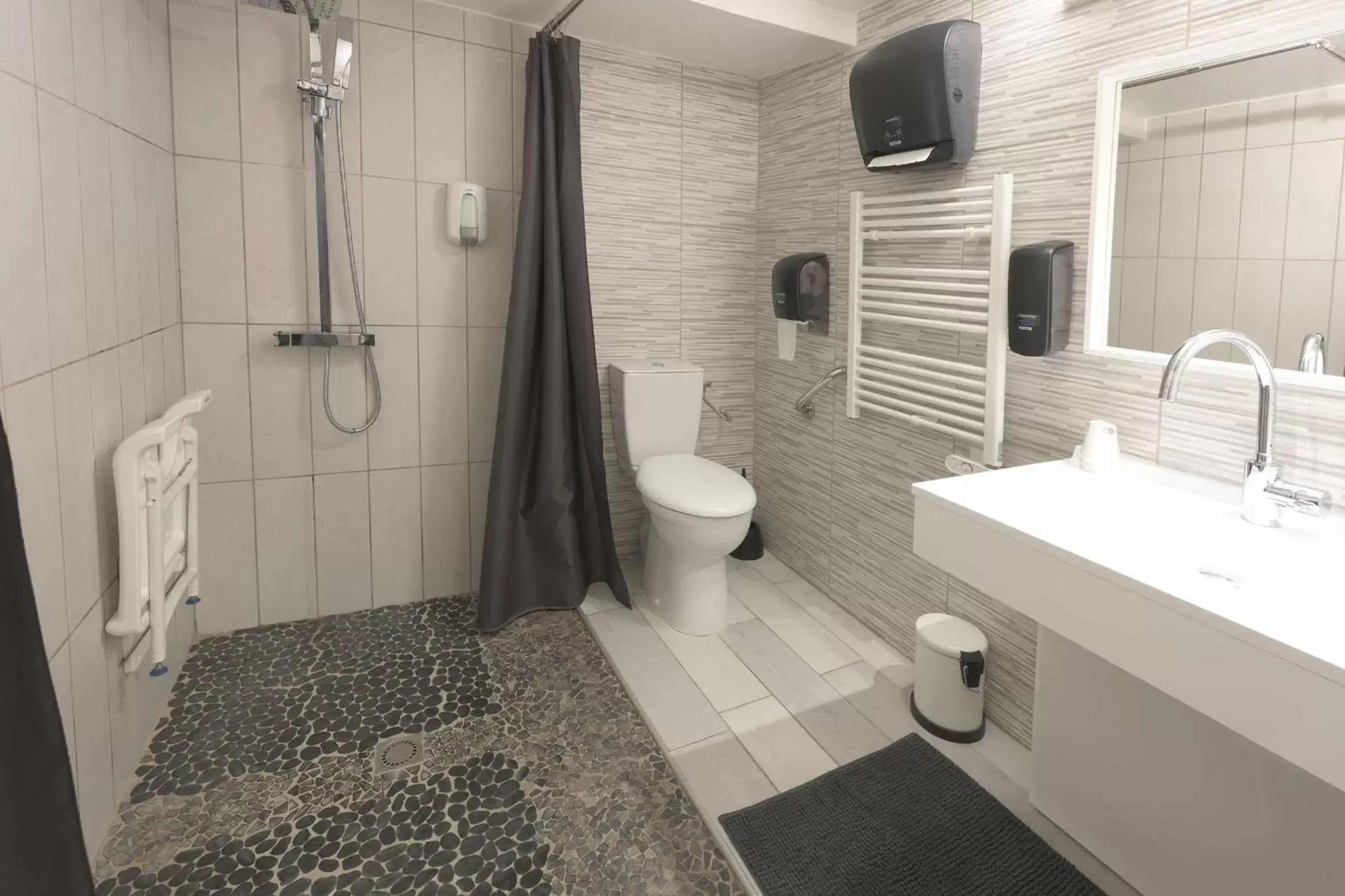 Bathroom in Hotel De La Croisee