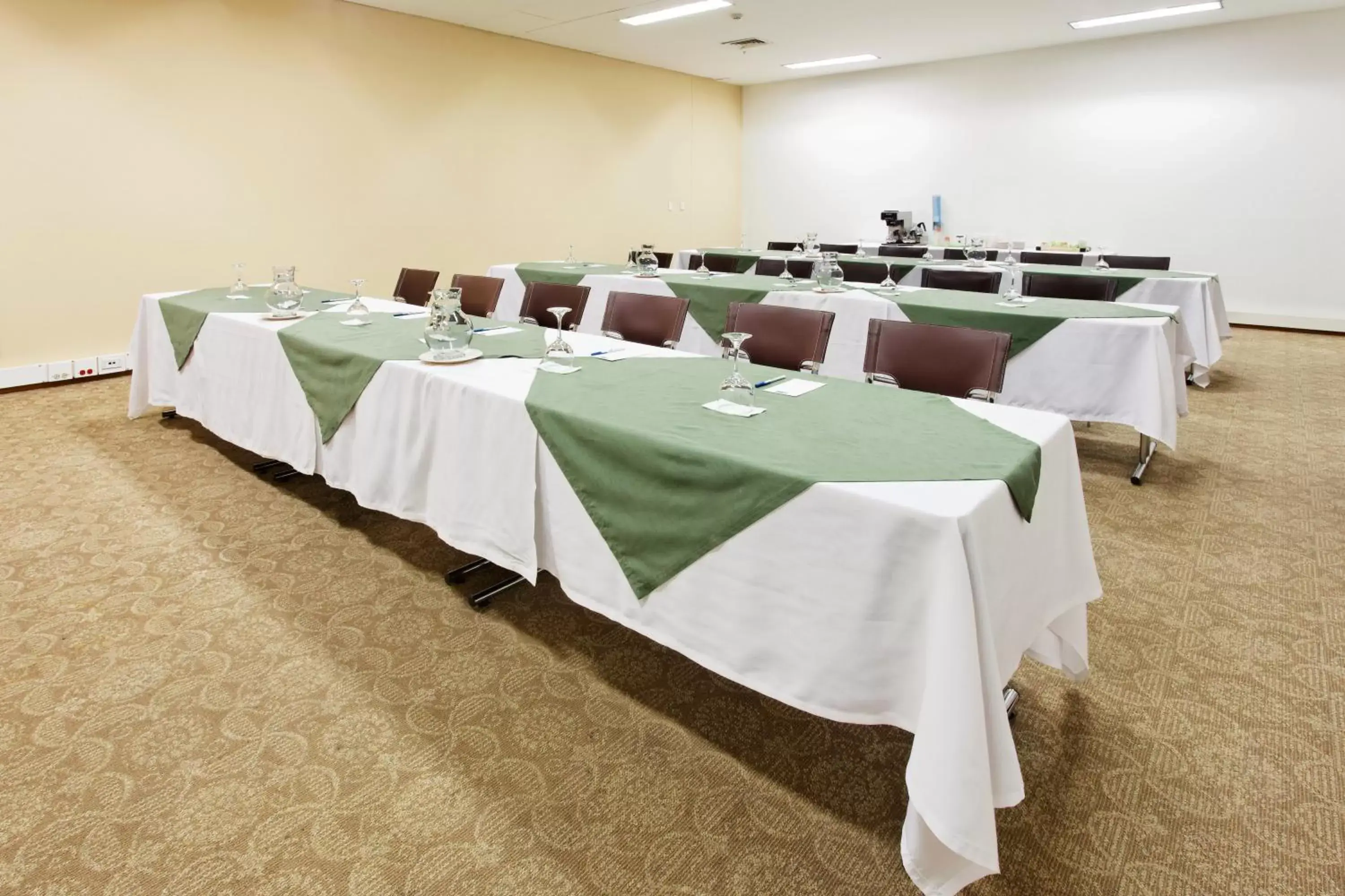 Meeting/conference room in Hotel Holiday Inn Express & Suites Medellin, an IHG Hotel