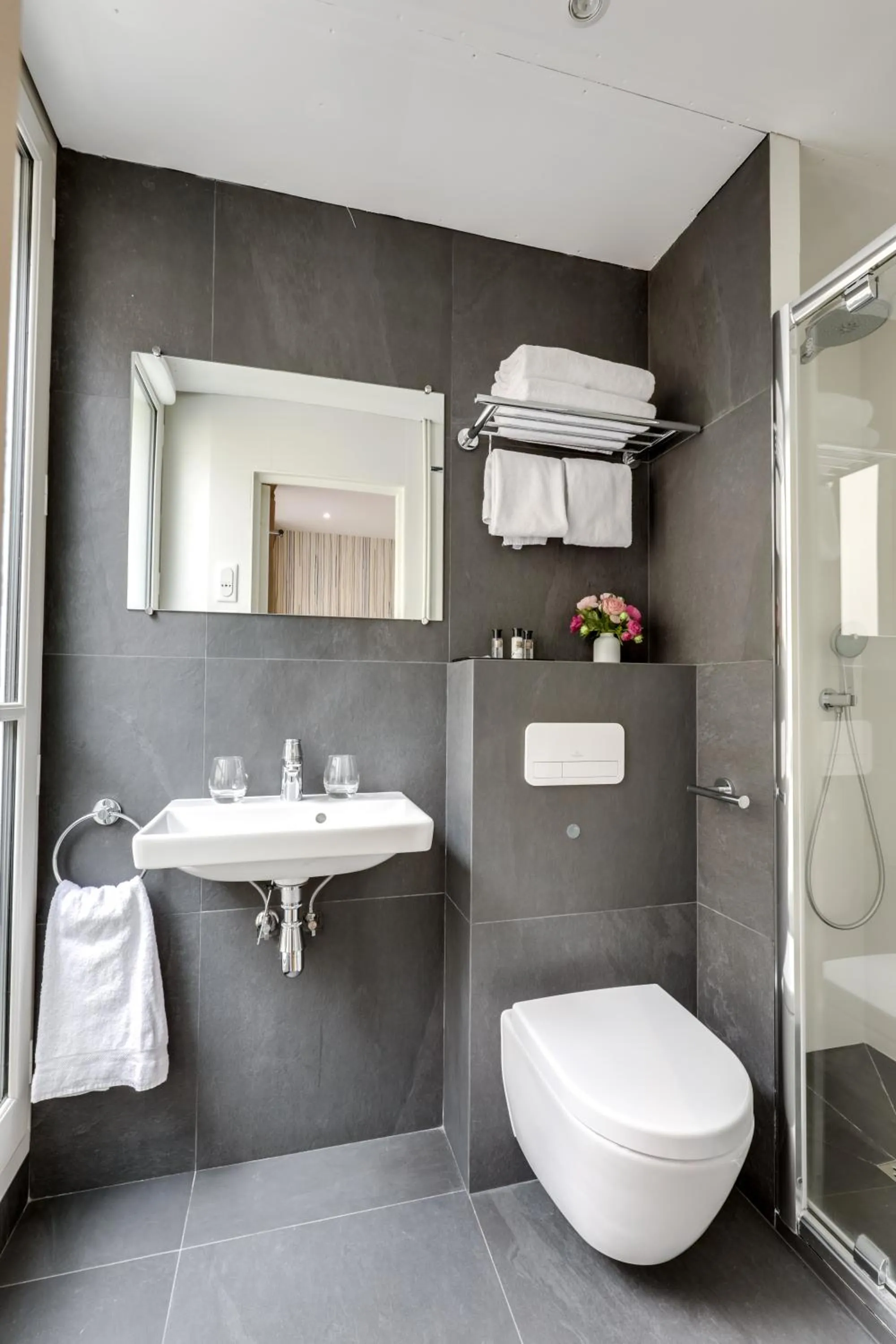 Shower in Hôtel Alexandrine Opera