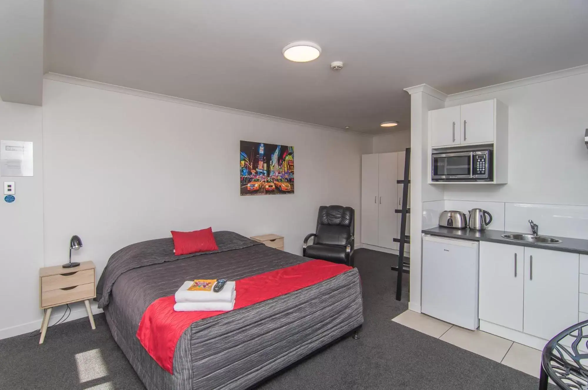 Deluxe Queen Studio in The Hibernian Studio Apartments - 4 Latter Street Deluxe Queen Studio in The Hibernian Studio Apartments - 4 Latter Street