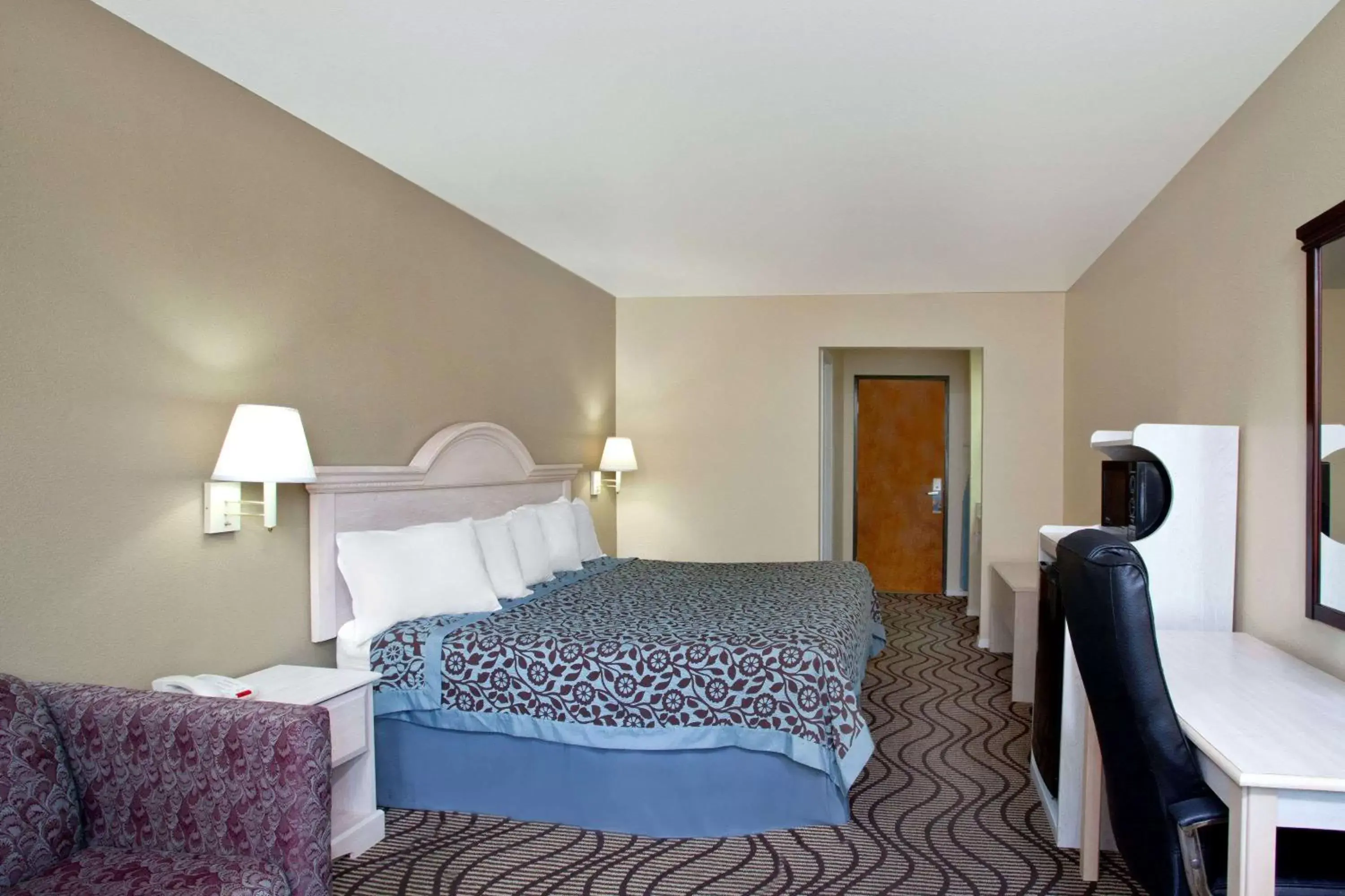 Photo of the whole room, Bed in Days Inn by Wyndham Kerrville