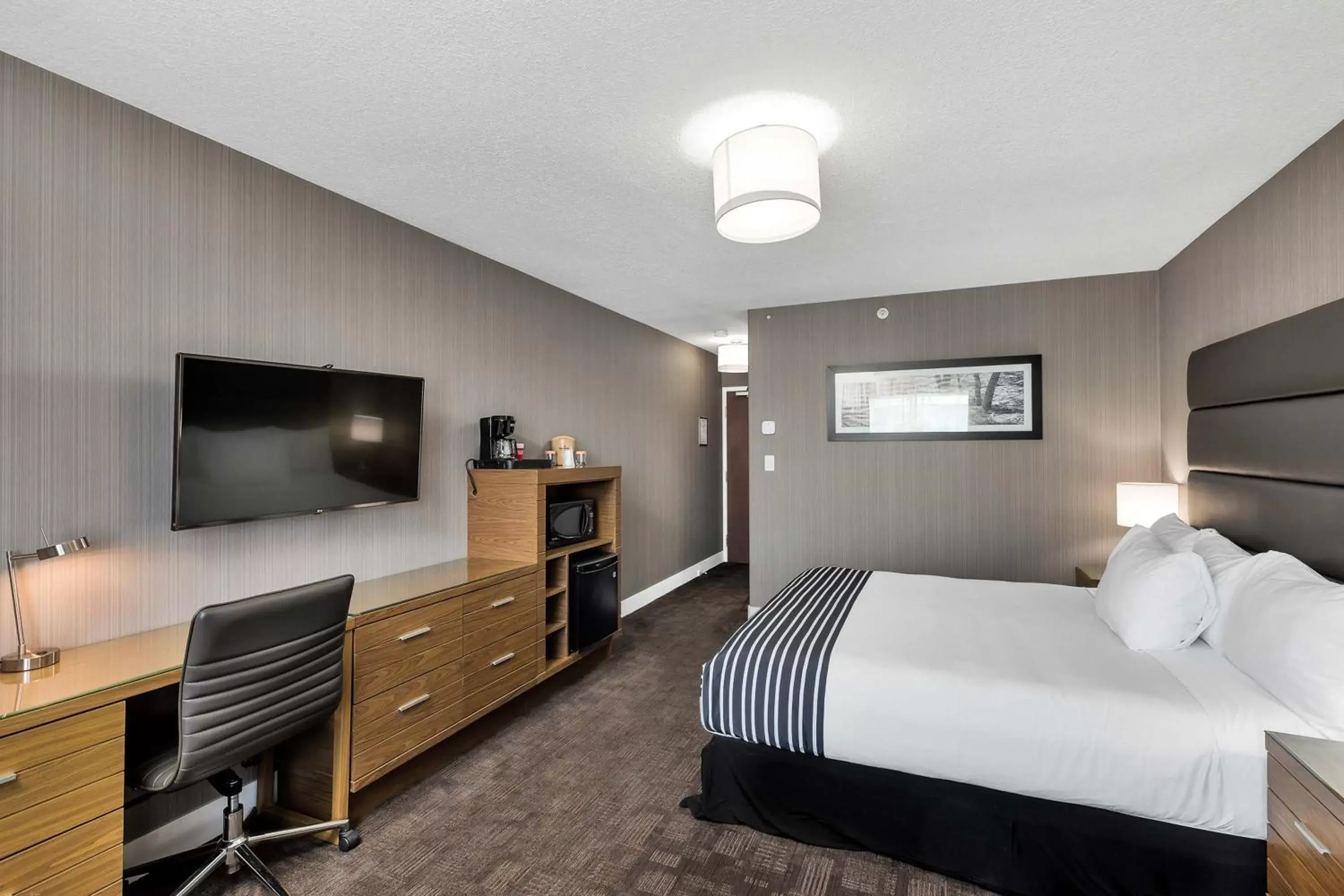 Bedroom, Bed in Sandman Hotel Grande Prairie