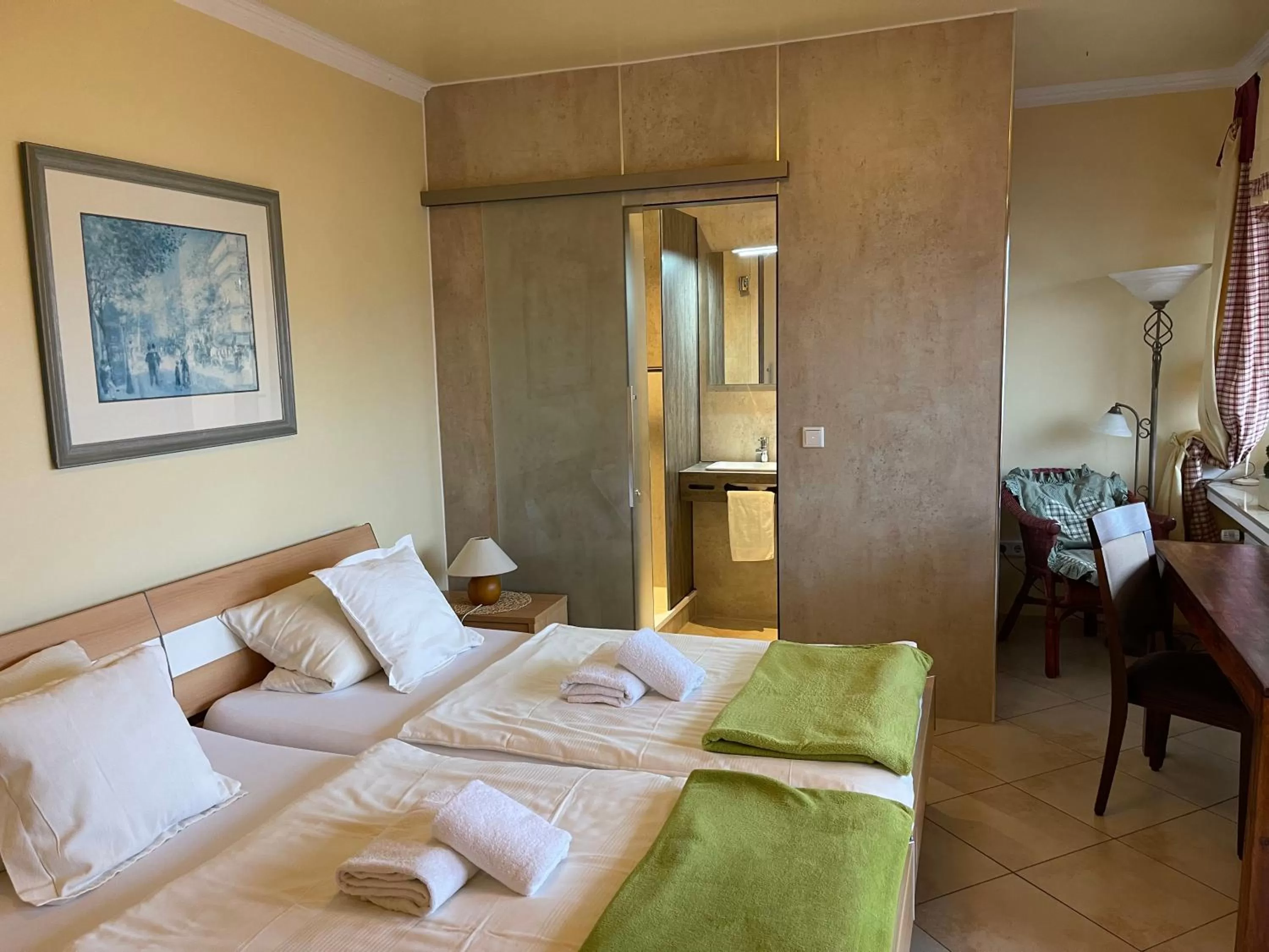 Bedroom, Bed in Hotel Gambrinus Arnsberg