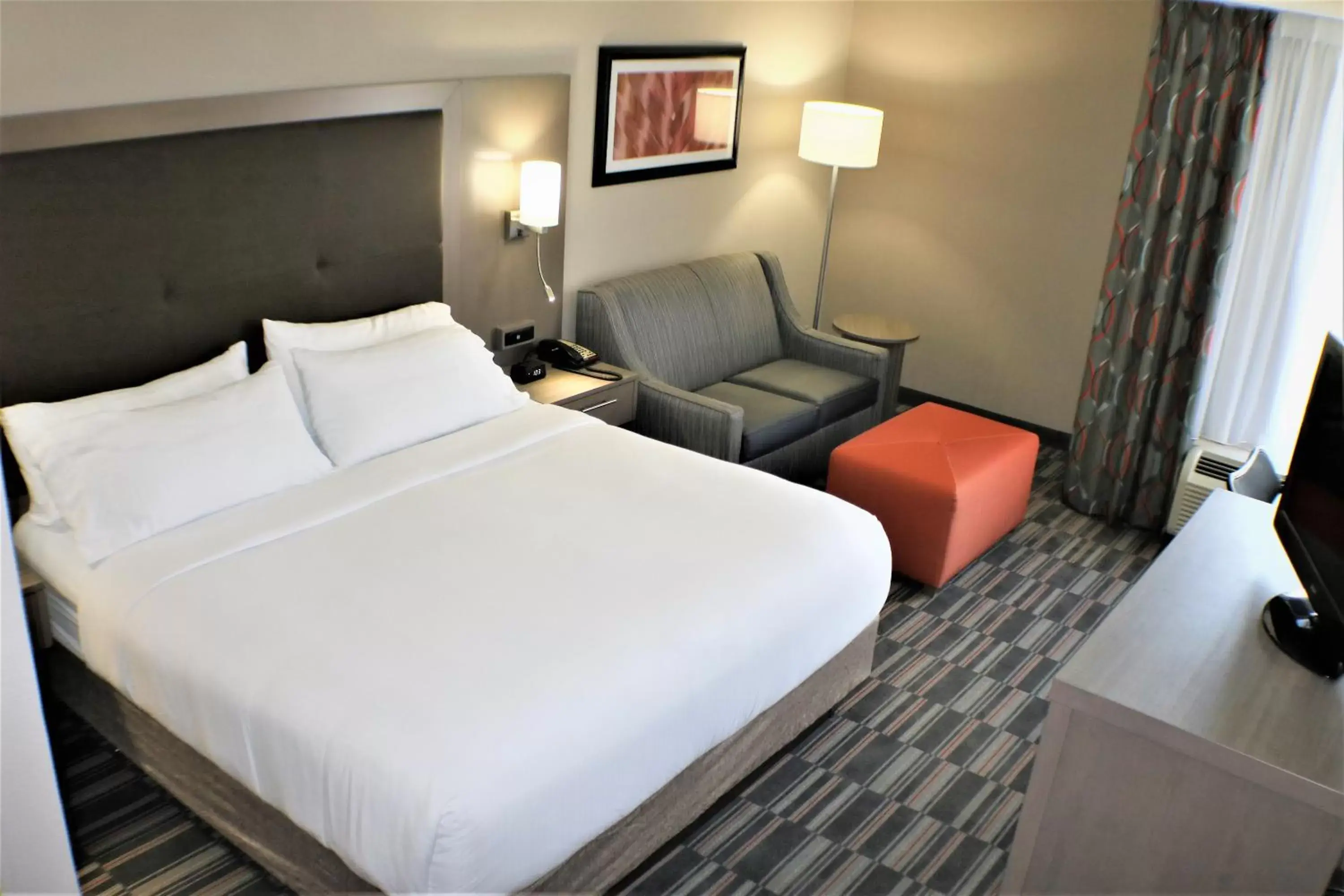 Photo of the whole room, Bed in Holiday Inn Express Woodstock-Shenandoah Valley, an IHG Hotel
