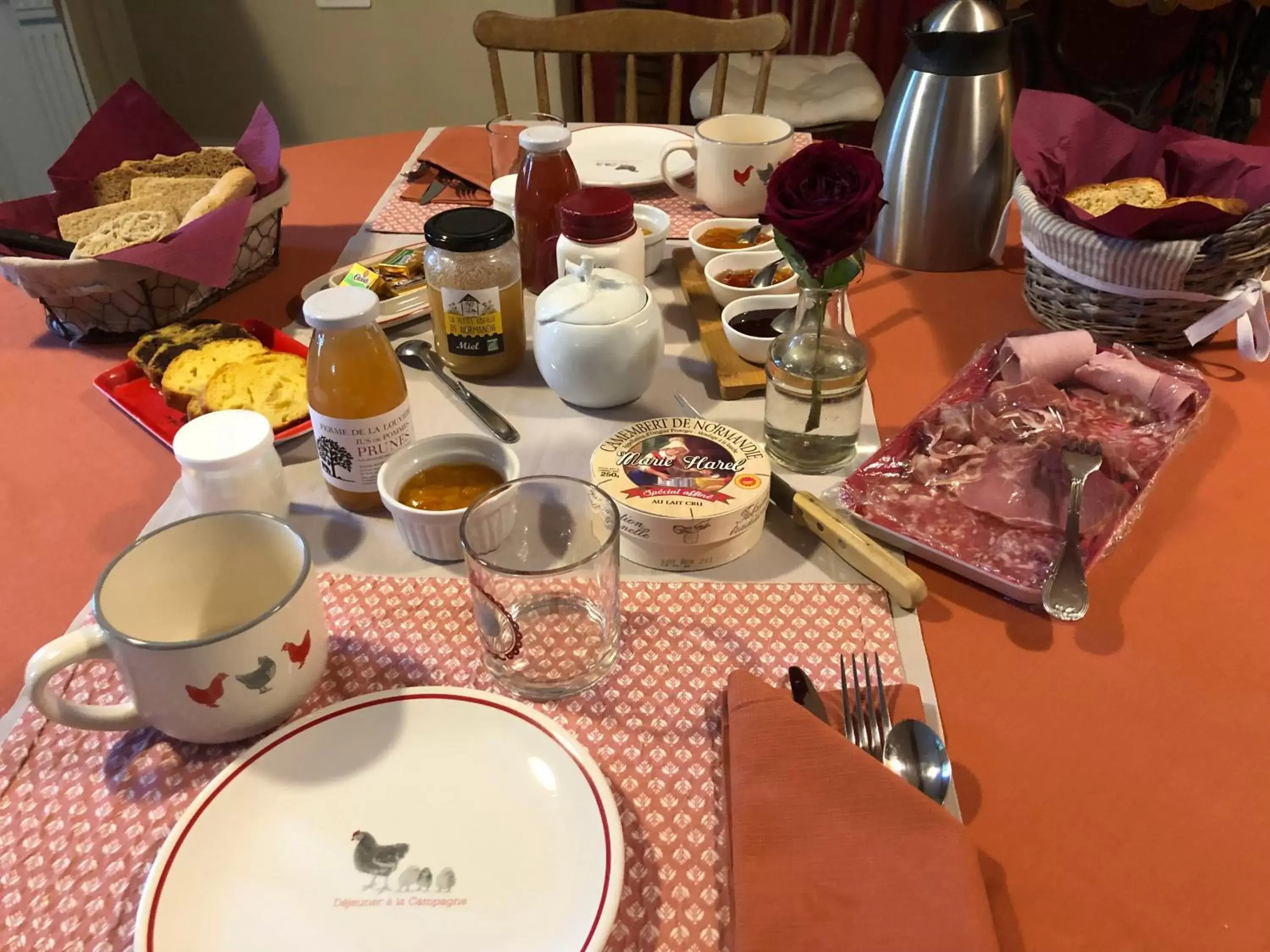 Breakfast in "La chambre des TISSERANDS"