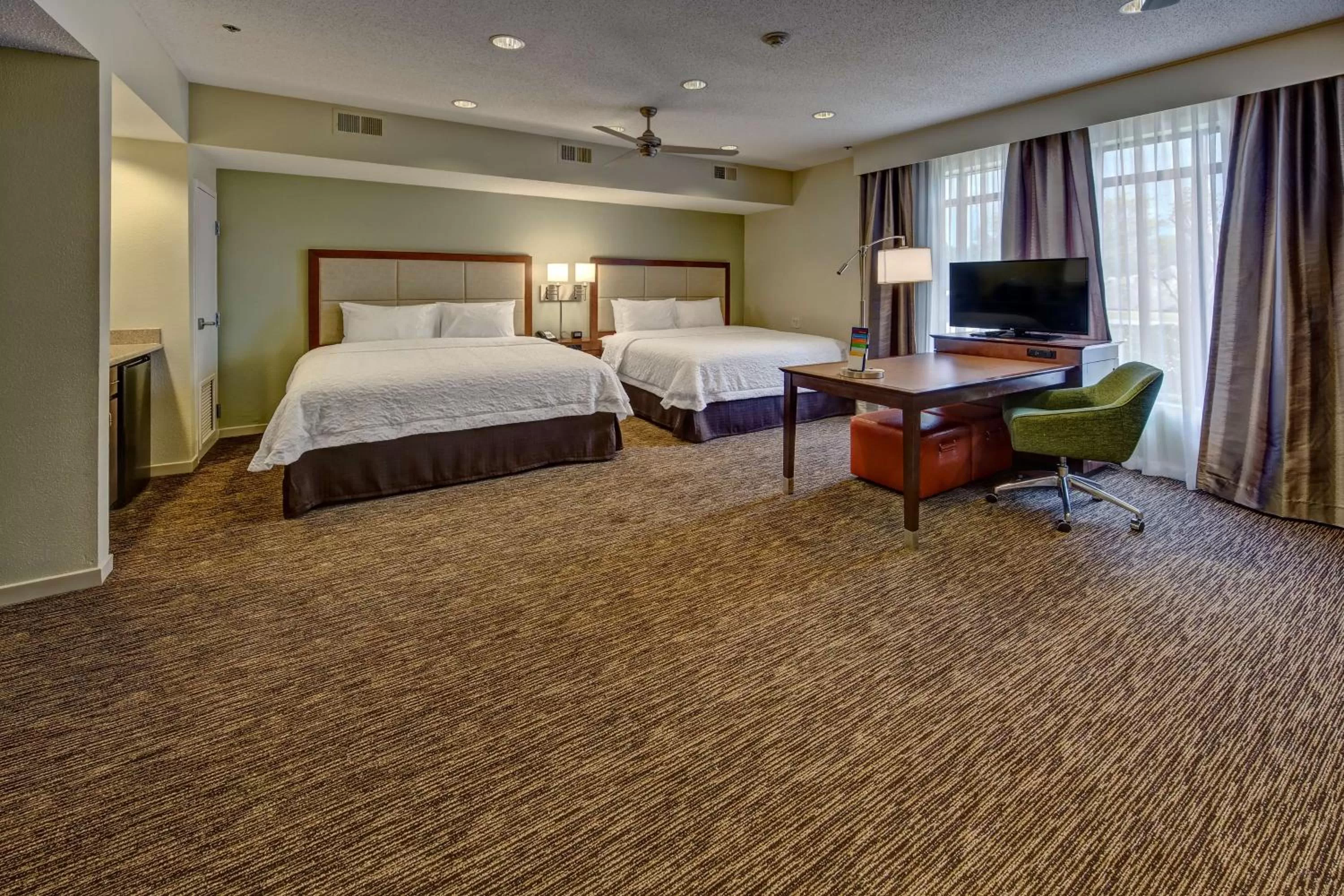 Bed in Hampton Inn Savannah-I-95-North