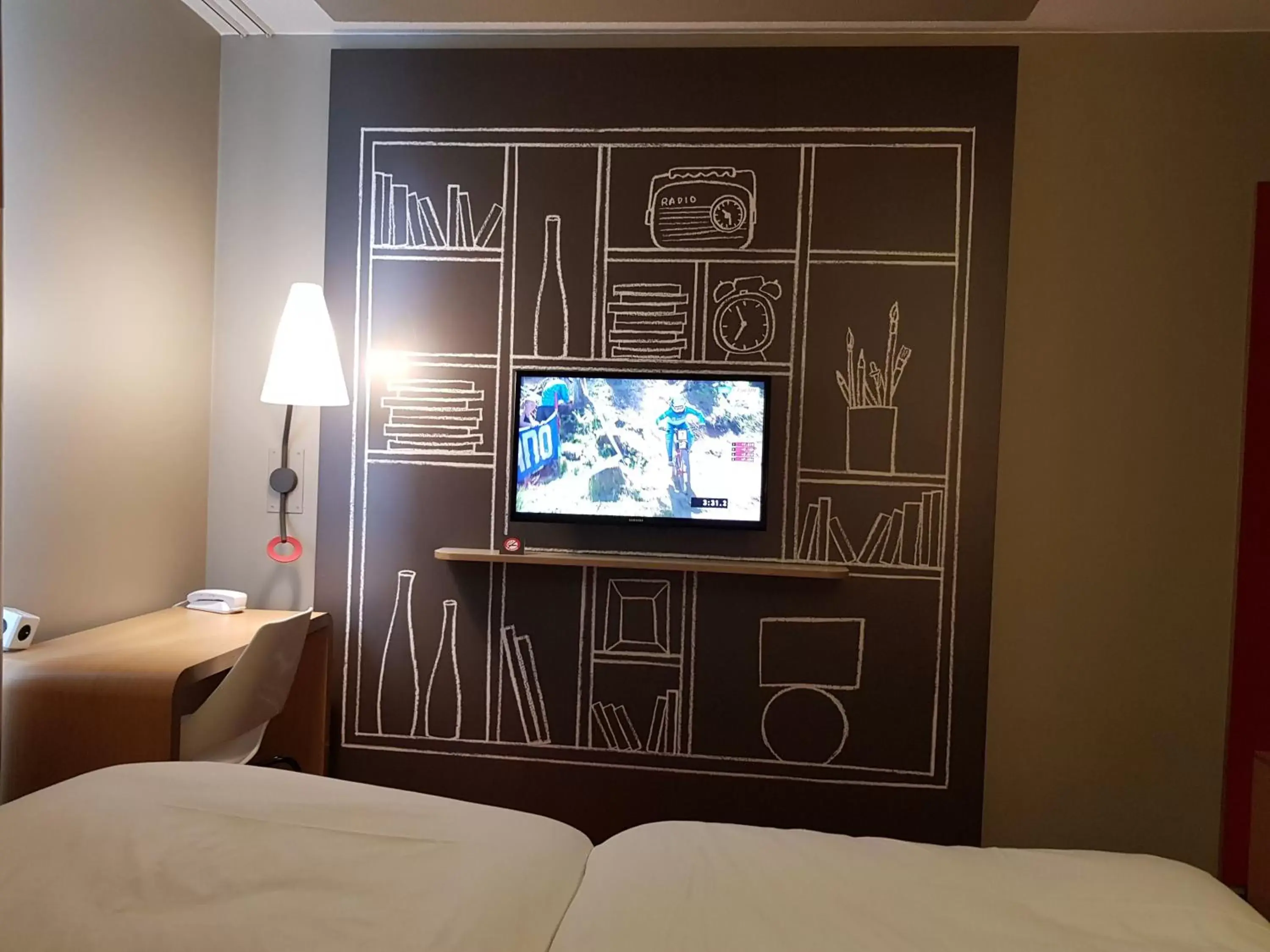 TV and multimedia, TV/Entertainment Center in ibis Cahors