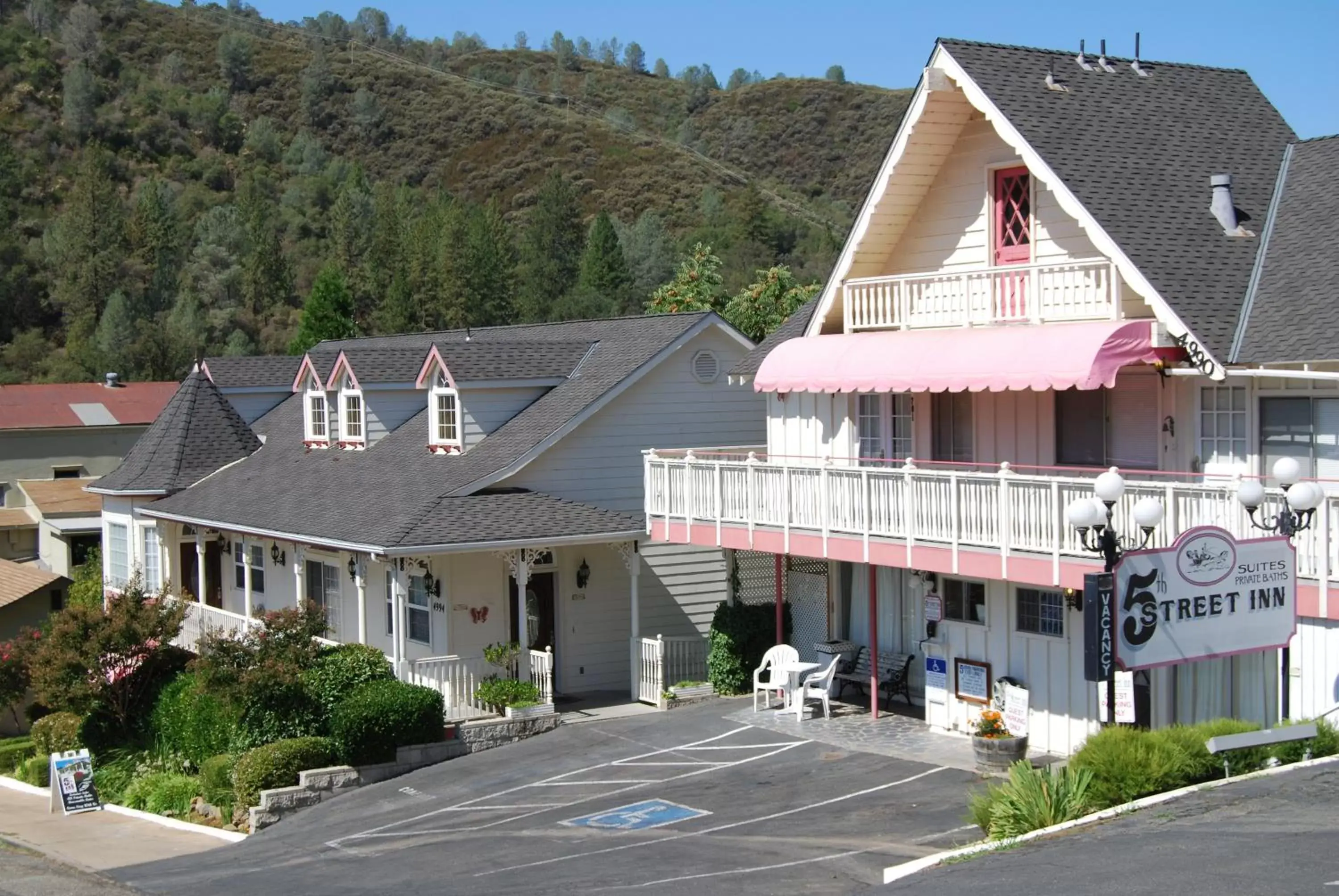 Facade/entrance, Property Building in 5th Street Inn