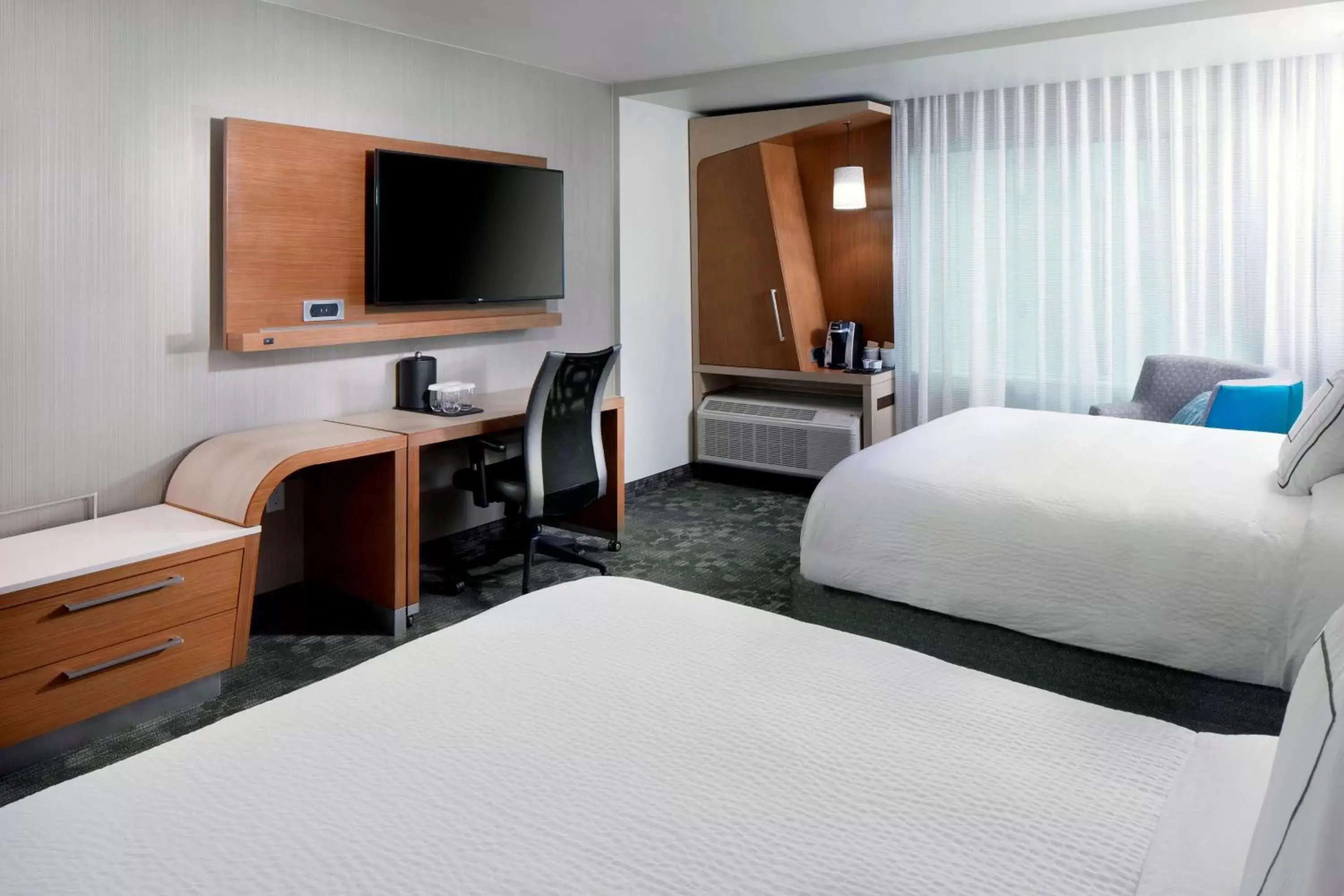 Photo of the whole room, Bed in Courtyard by Marriott Houston Intercontinental Airport
