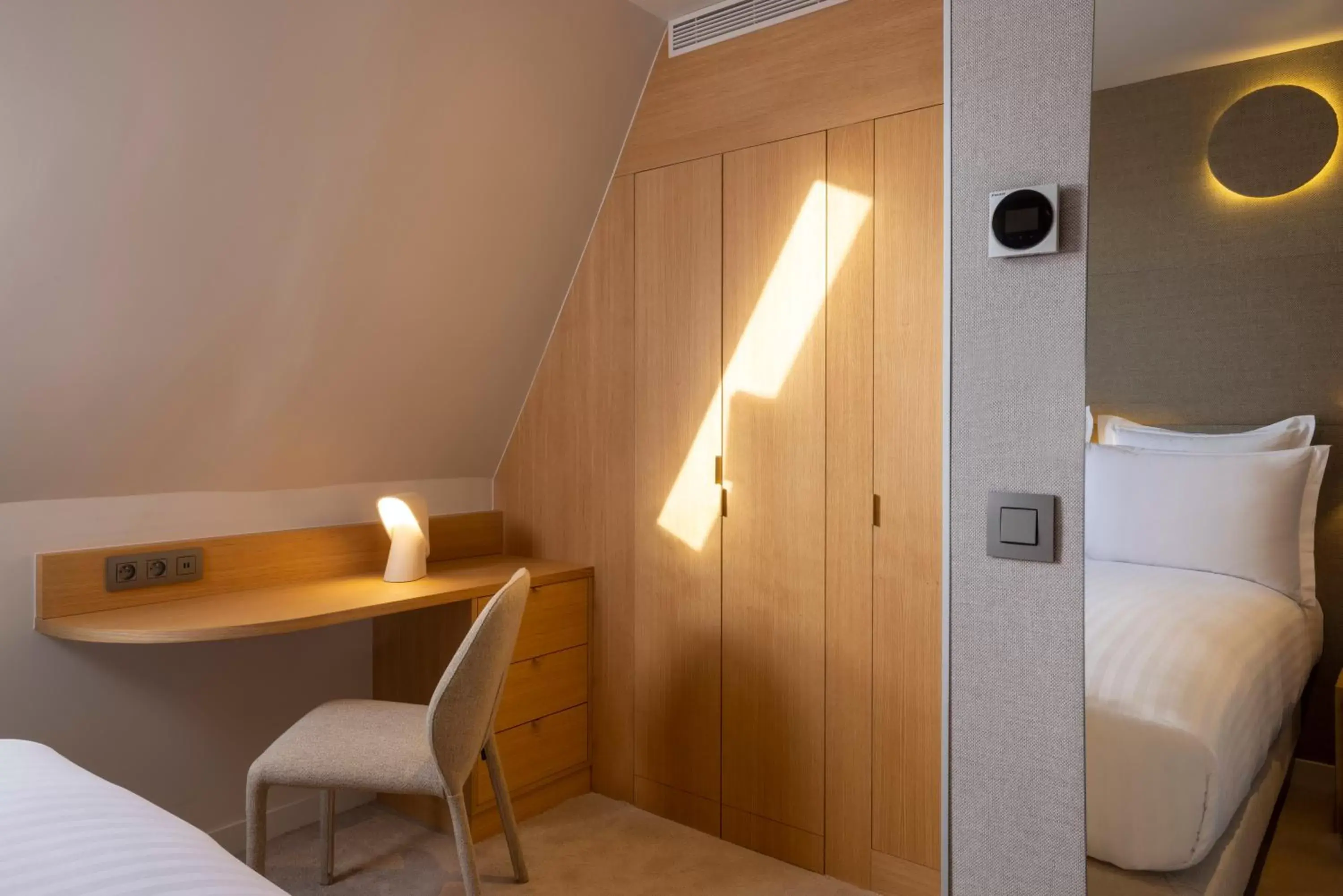 Bedroom, Bathroom in Hôtel Beige