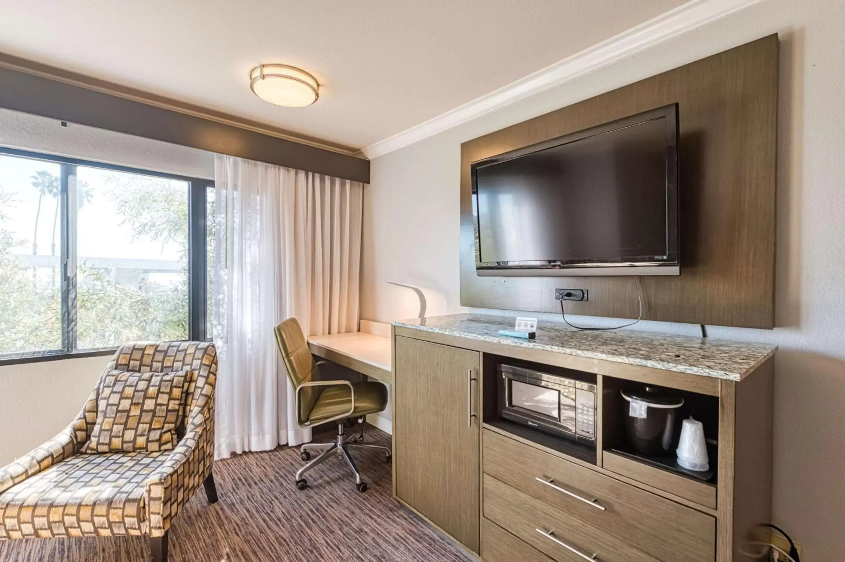 Bedroom, TV/Entertainment Center in Amanzi Hotel, Ascend Hotel Collection