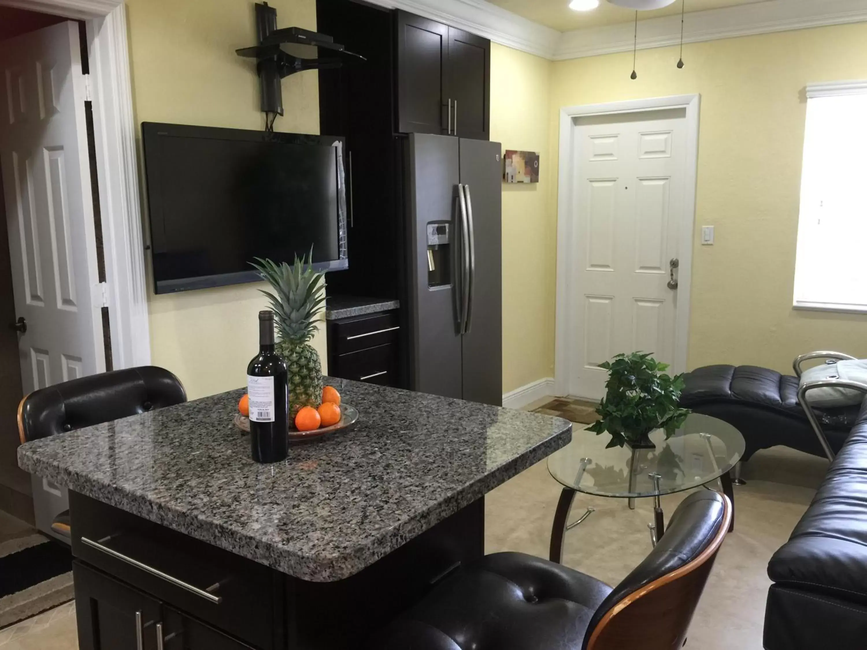 Kitchen or kitchenette, Dining Area in Atlantic Shores Vacation Villas
