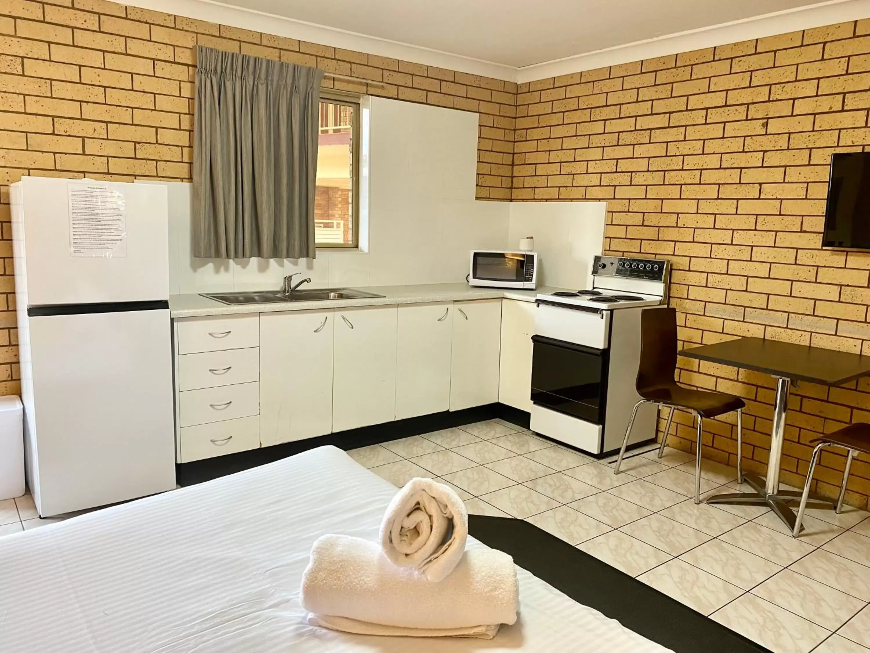 Kitchen or kitchenette, Kitchen/Kitchenette in Tallarook Motor Inn