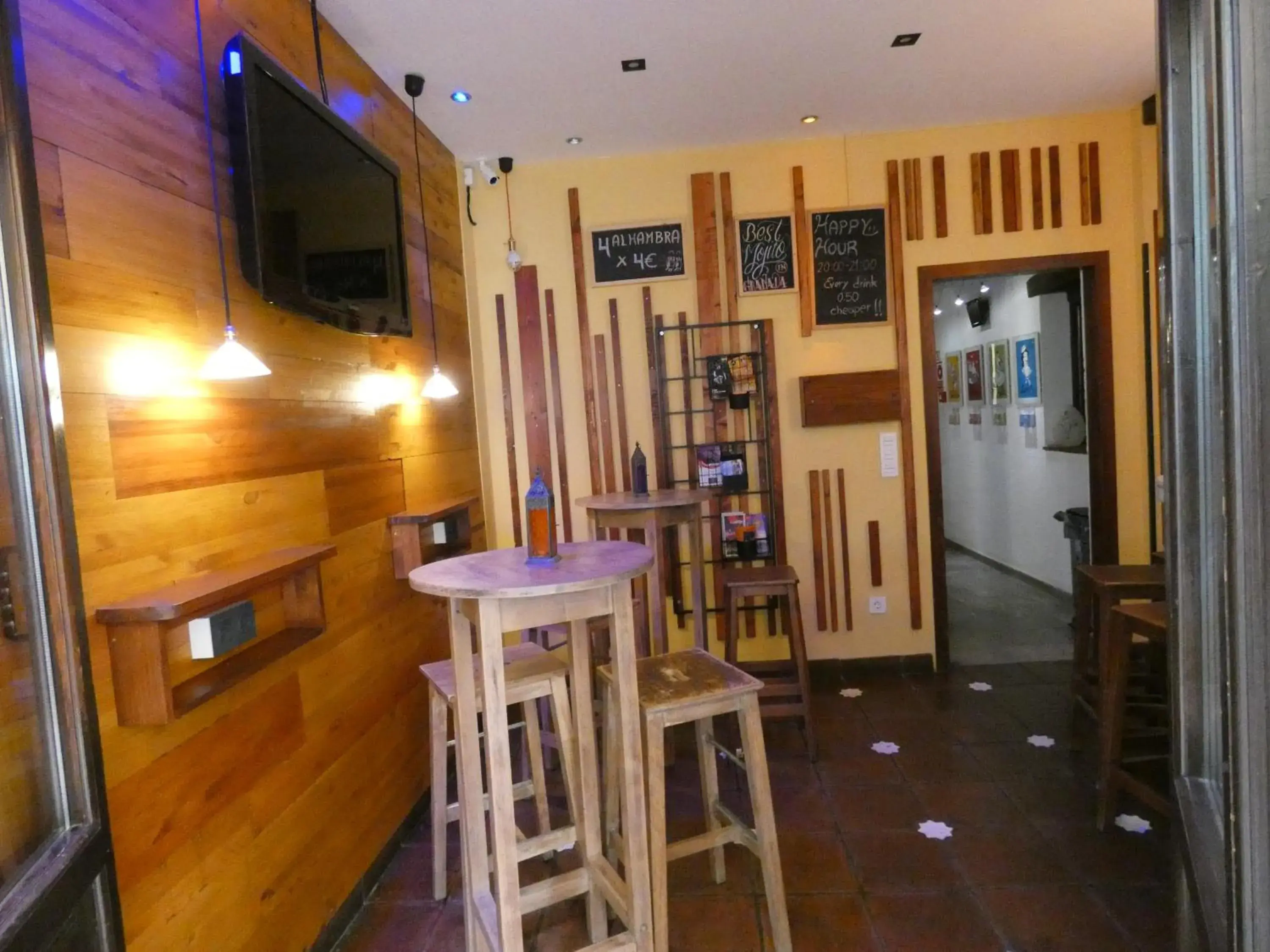 Lounge or bar, Restaurant/Places to Eat in Oasis Backpackers' Hostel Granada