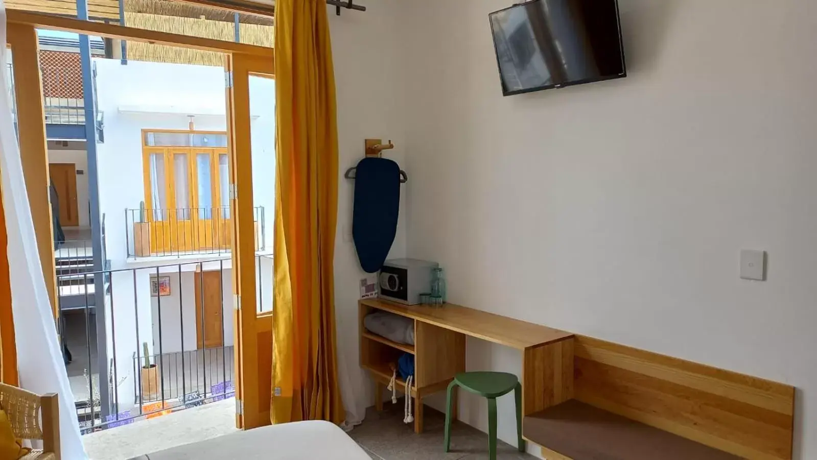 Bedroom, TV/Entertainment Center in Santa Cecilia Hotel