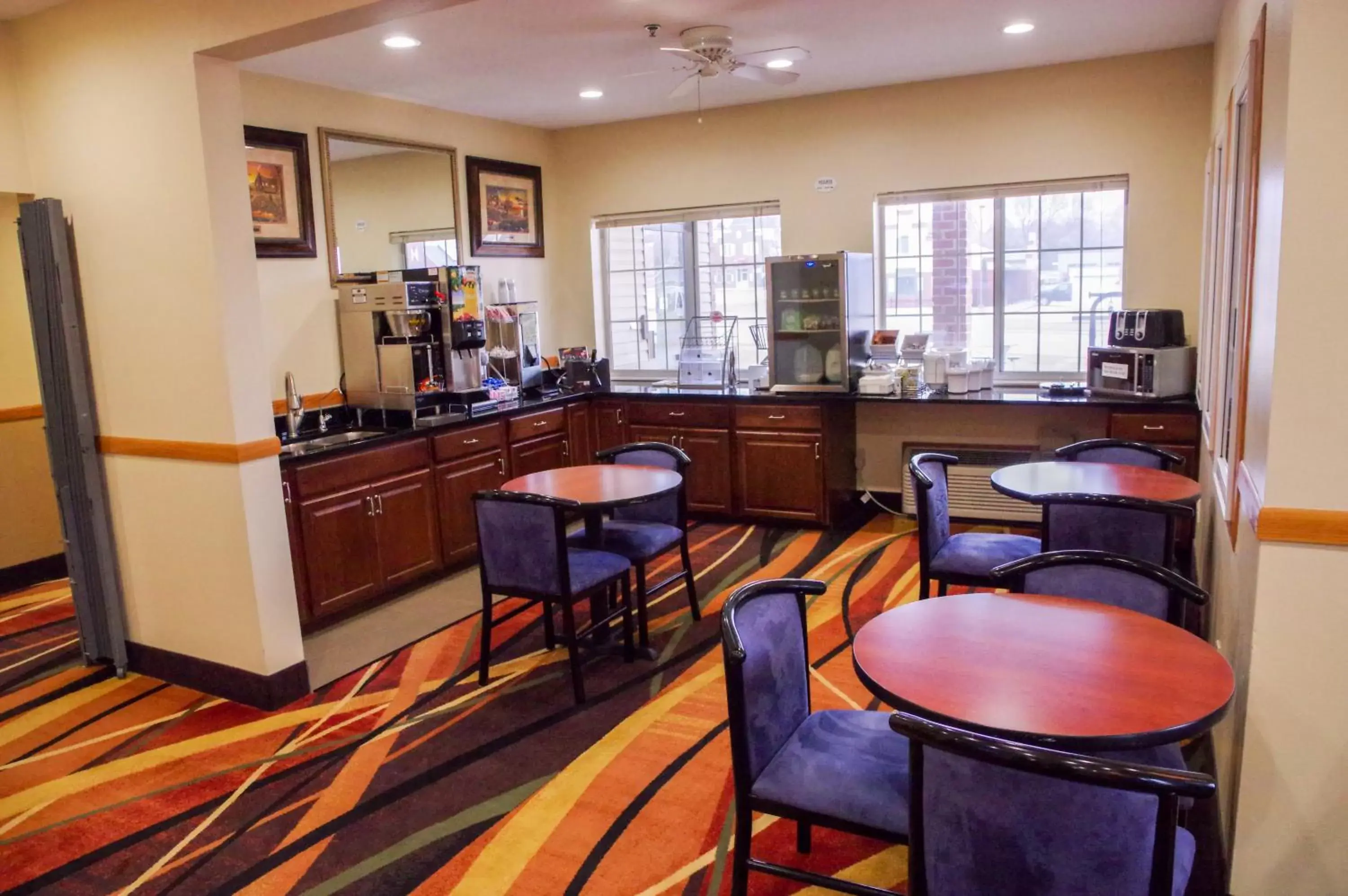 Breakfast, Restaurant/Places to Eat in DUTCH INN AND SUITES