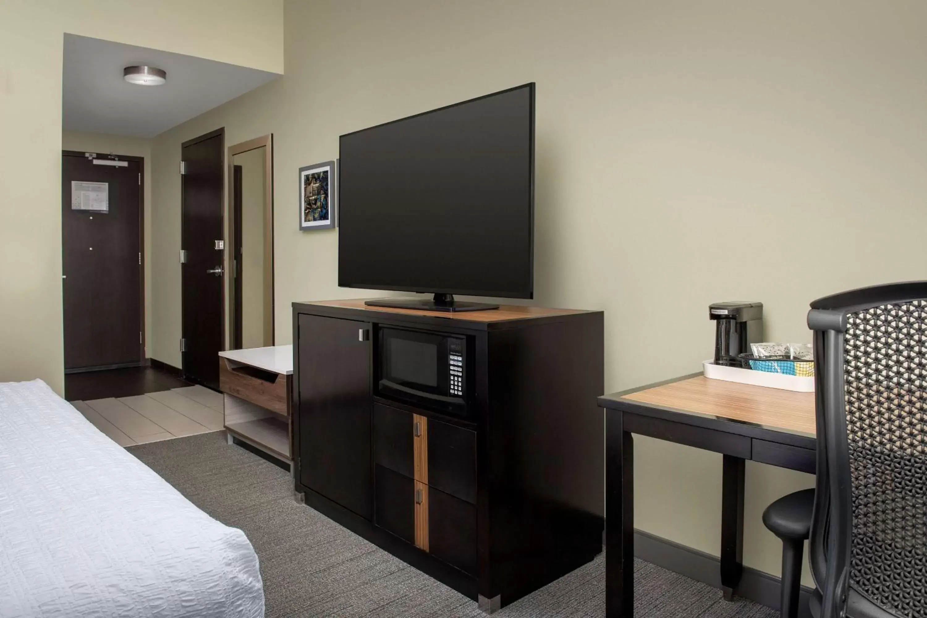 Bedroom, TV/Entertainment Center in Hampton Inn Clinton