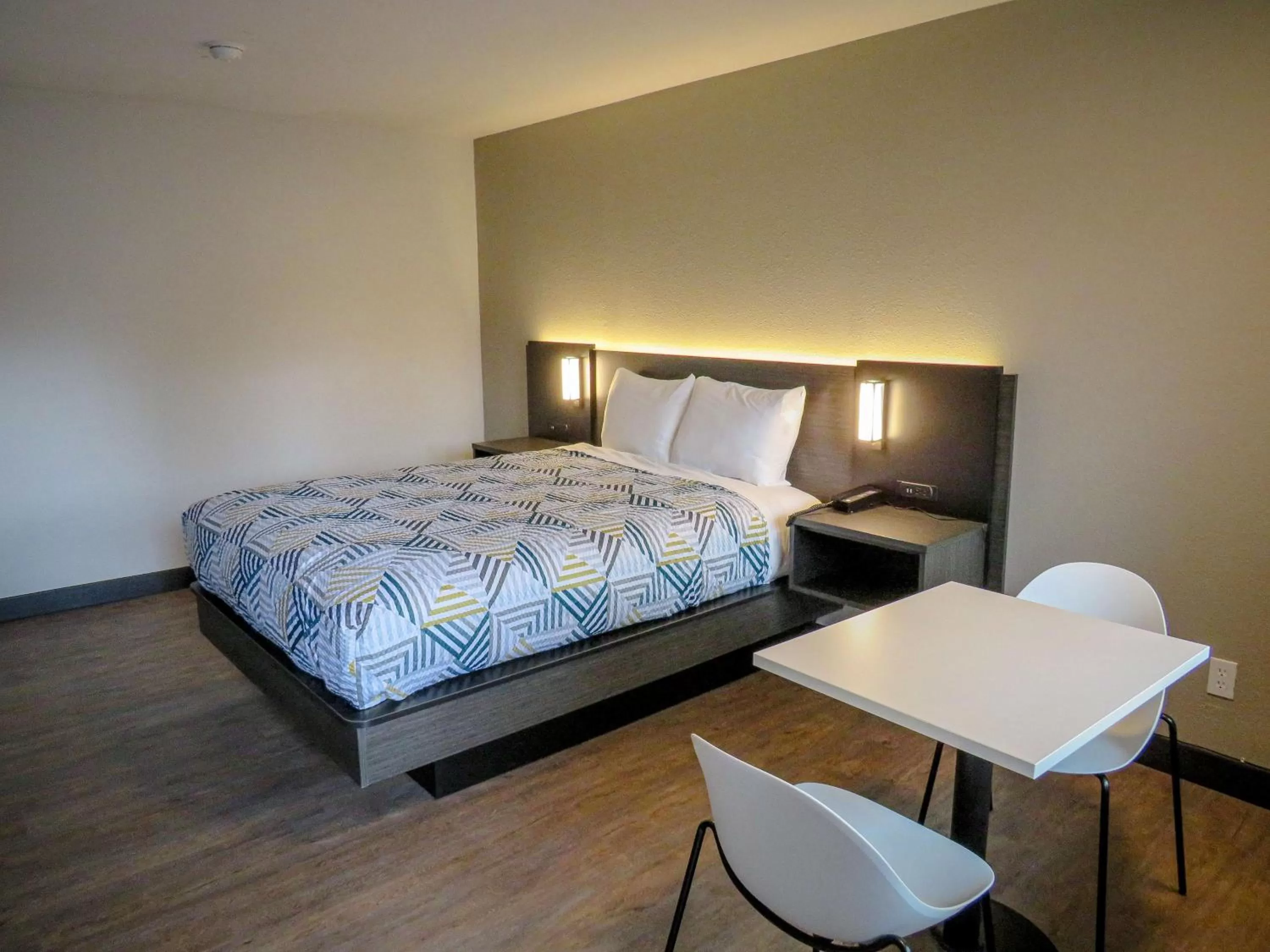 Photo of the whole room, Bed in Motel 6 Tigard, Or - Portland Southwest