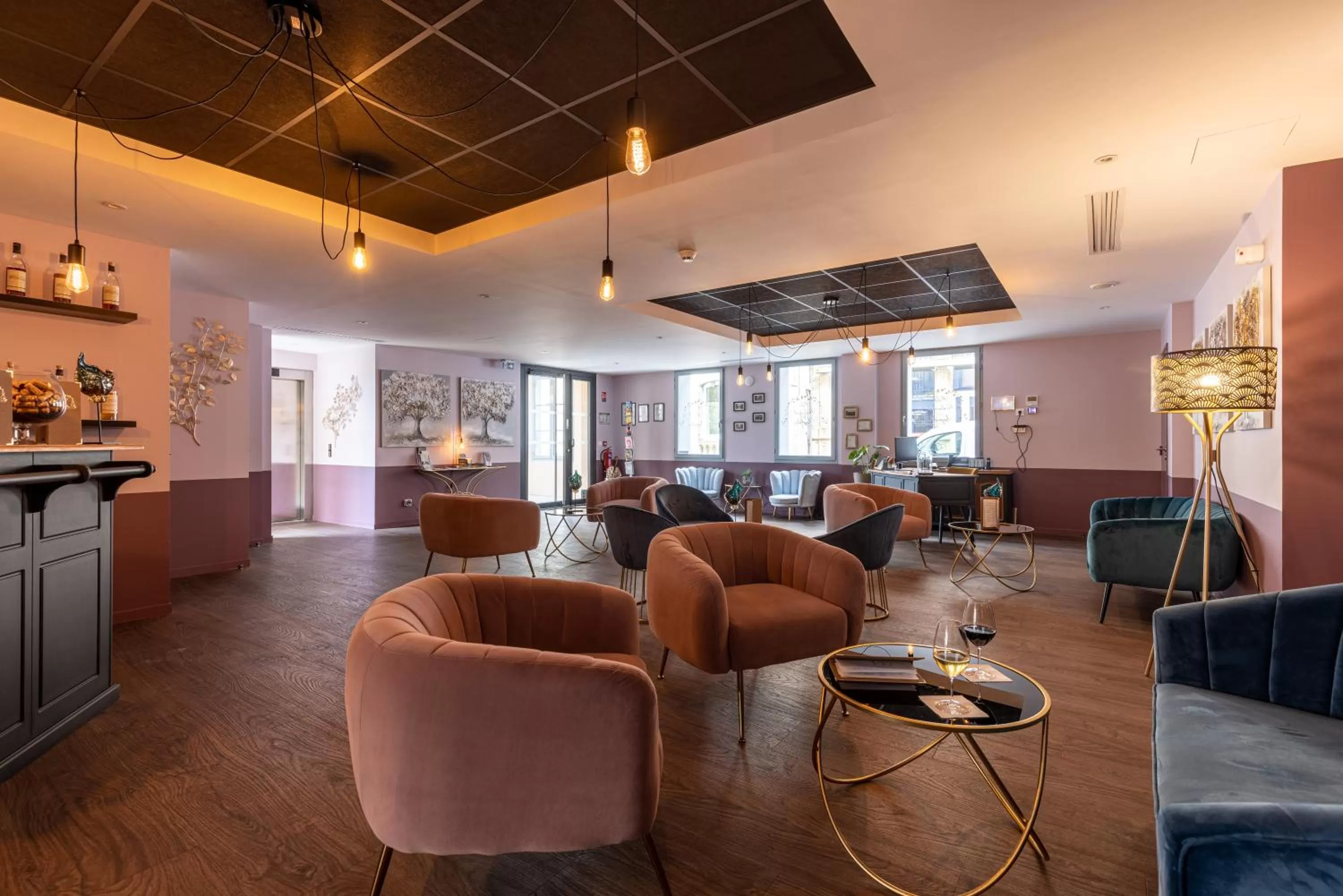 Communal lounge/ TV room in Hôtel-Restaurant des Augustins