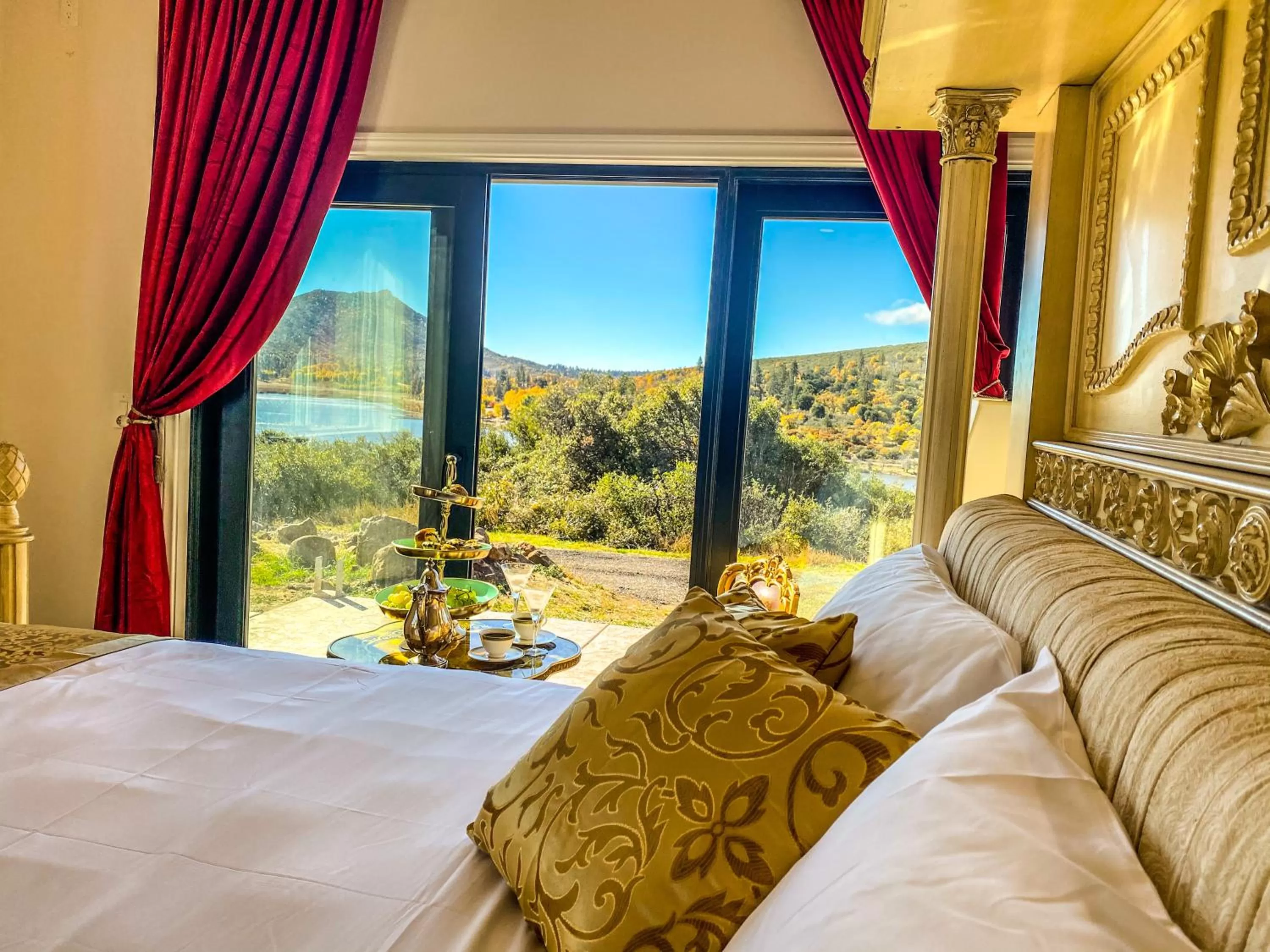 Bed in Quiet Mind Mountain Lodge, Retreat & Spa