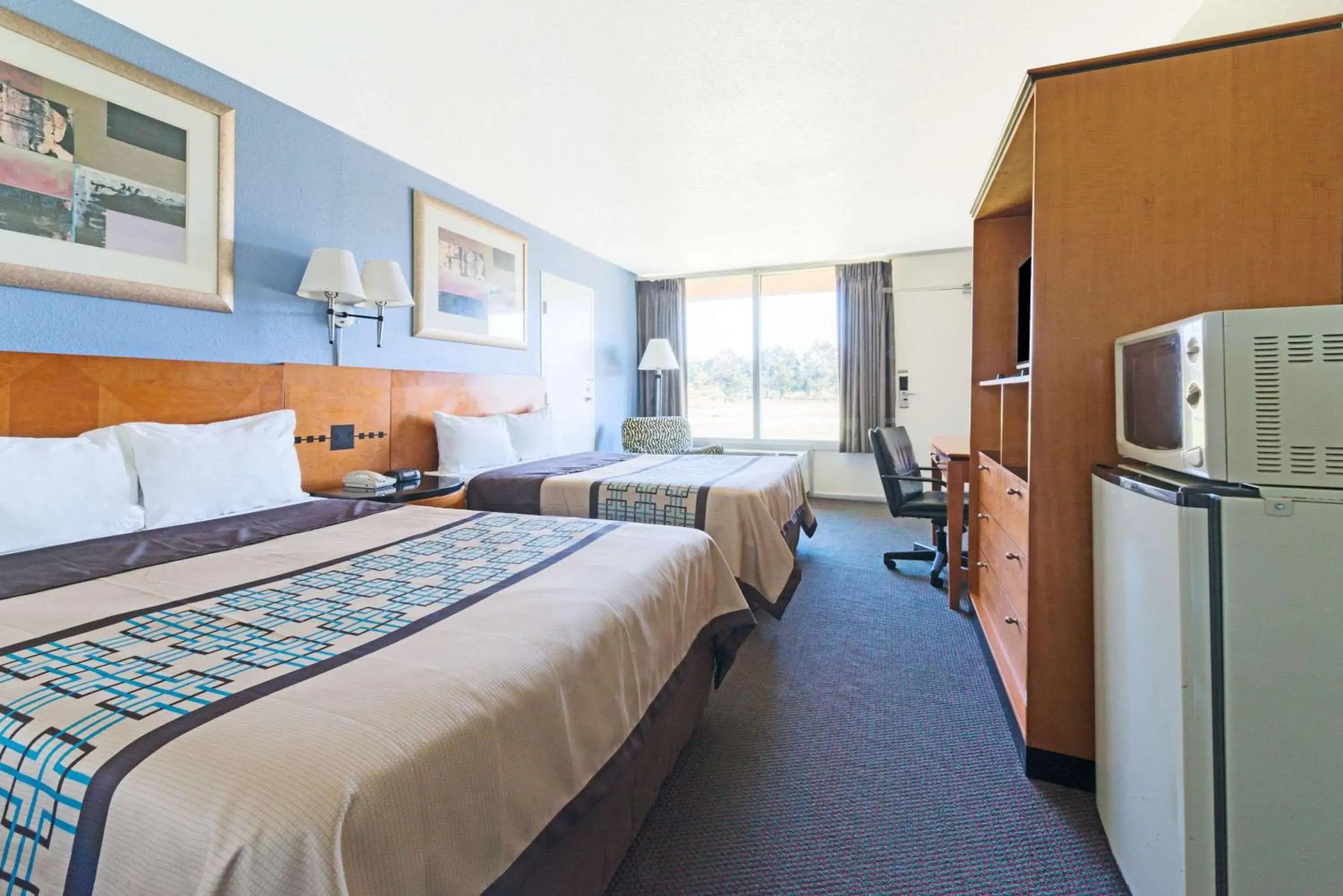 Photo of the whole room, Bed in Days Inn by Wyndham Luray Shenandoah