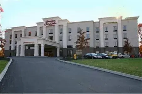 Property Building in Hampton Inn and Suites Jamestown