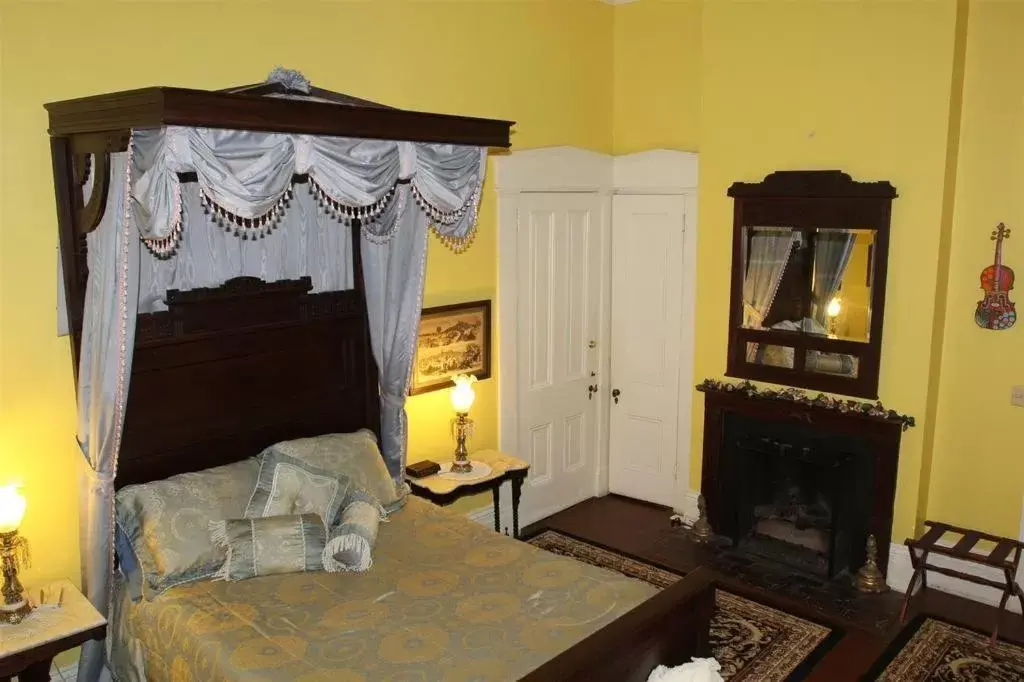 Photo of the whole room, Bed in Corners Mansion Inn - A Bed and Breakfast