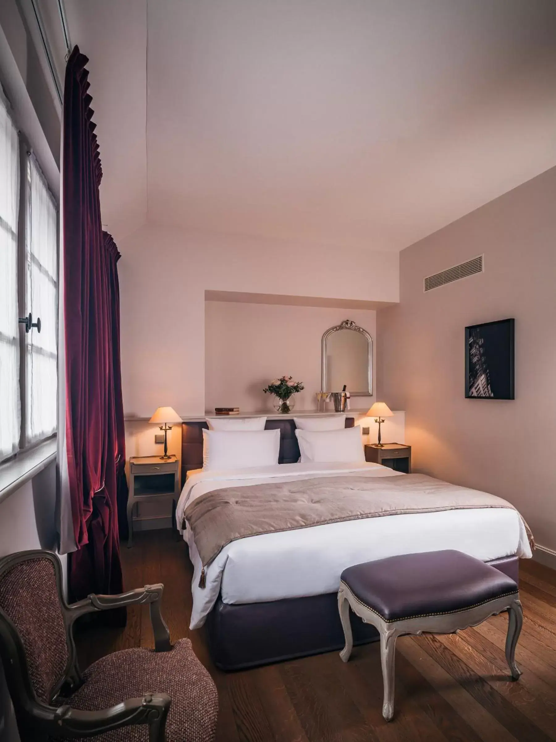 Photo of the whole room, Bed in Hotel Cour du Corbeau Strasbourg - MGallery