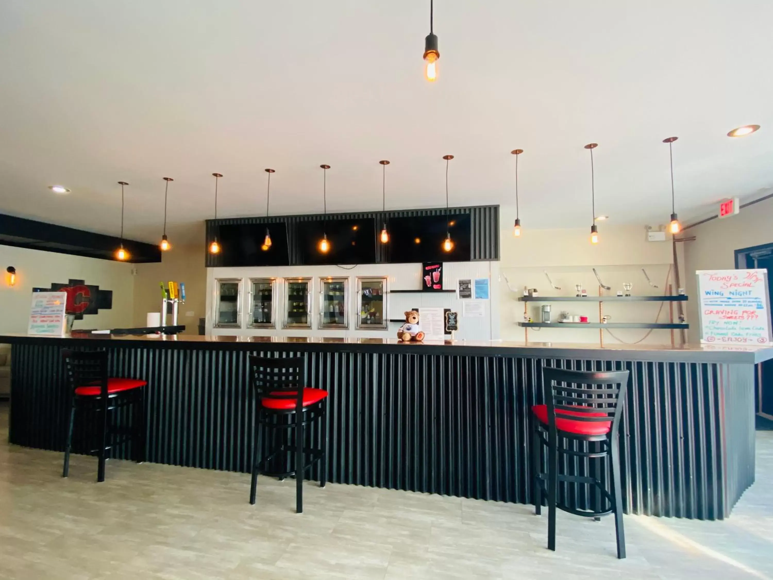 Restaurant/places to eat, Lounge/Bar in Ramada by Wyndham Whitecourt